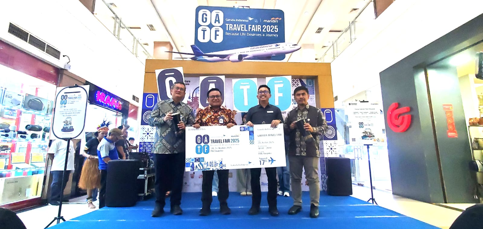 Foto bersama Opening ceremony event GATF 2025 oleh Senior Vice President PT. Bank Mandiri (Persero) Tbk Region XII Papua, Antonius Budi Setiawan dan GM PT. Garuda Indonesia BO Jayapura, Innu Al Kautsa