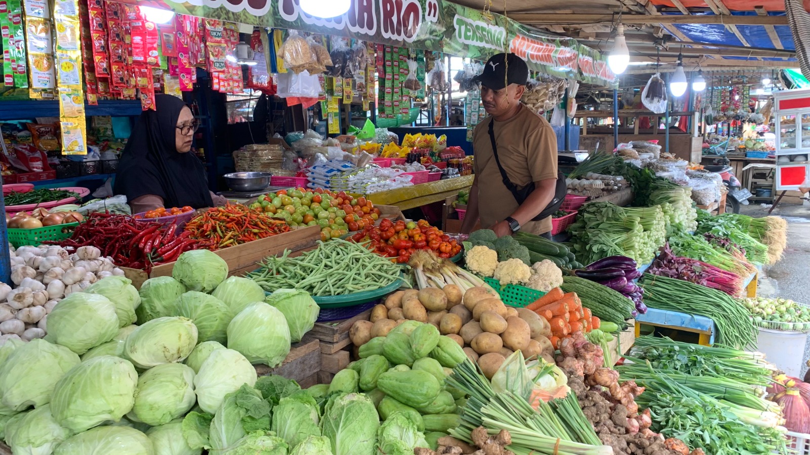 Suasana lapak pedagang eceran di Pasar Sentral Timika, Jumat 24 Oktober 2025. (Cenderawasih Pos/Moh. Wahyu Welerubun).