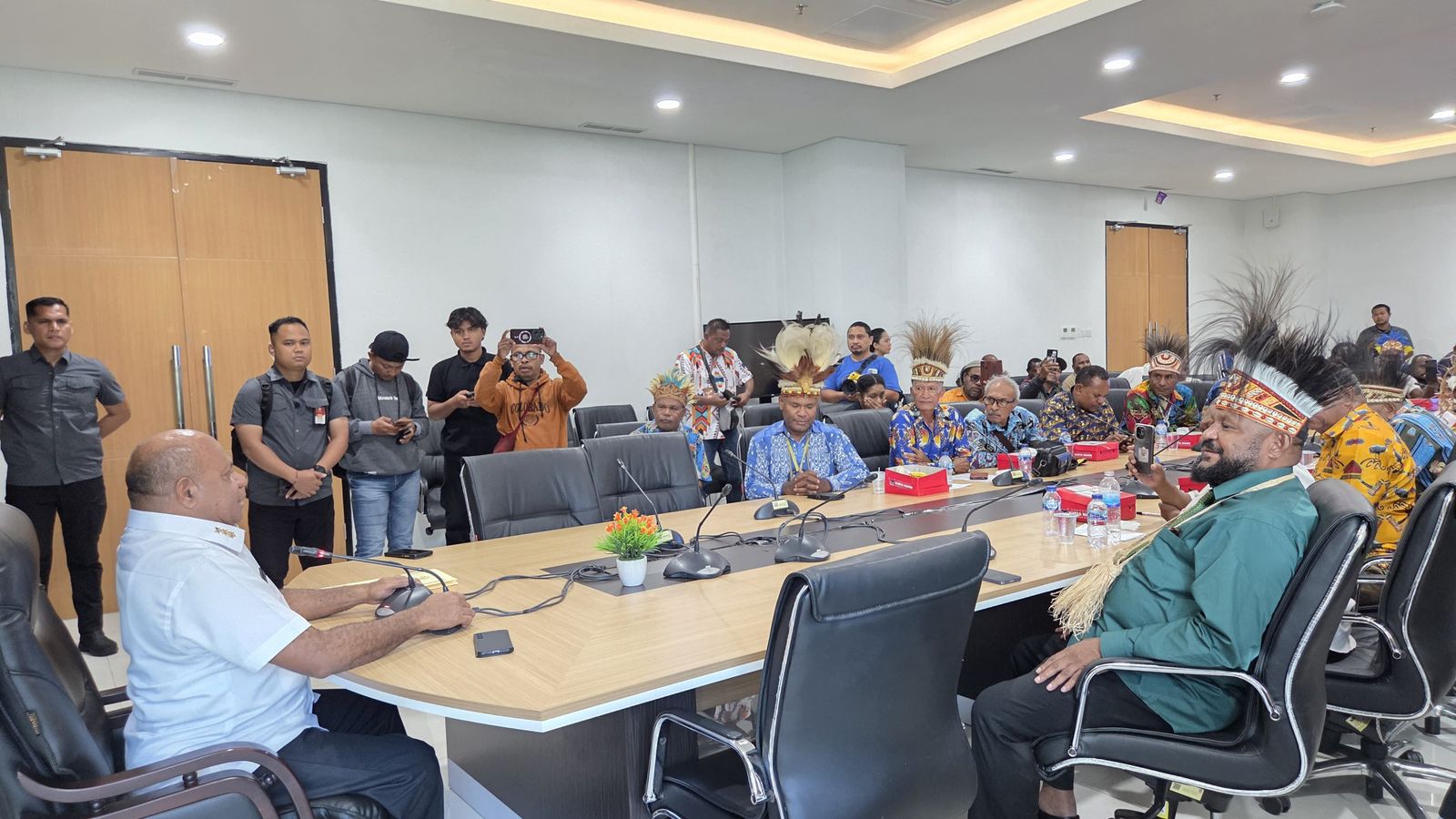 Gubernur Papua, Matius Fakhiri, saat bertemu MRP dan tokoh adat di Kantor Gubernur Papua pada Jumat, 24 Oktober 2025. (CENDERAWASIH POS/ELFIRA)
