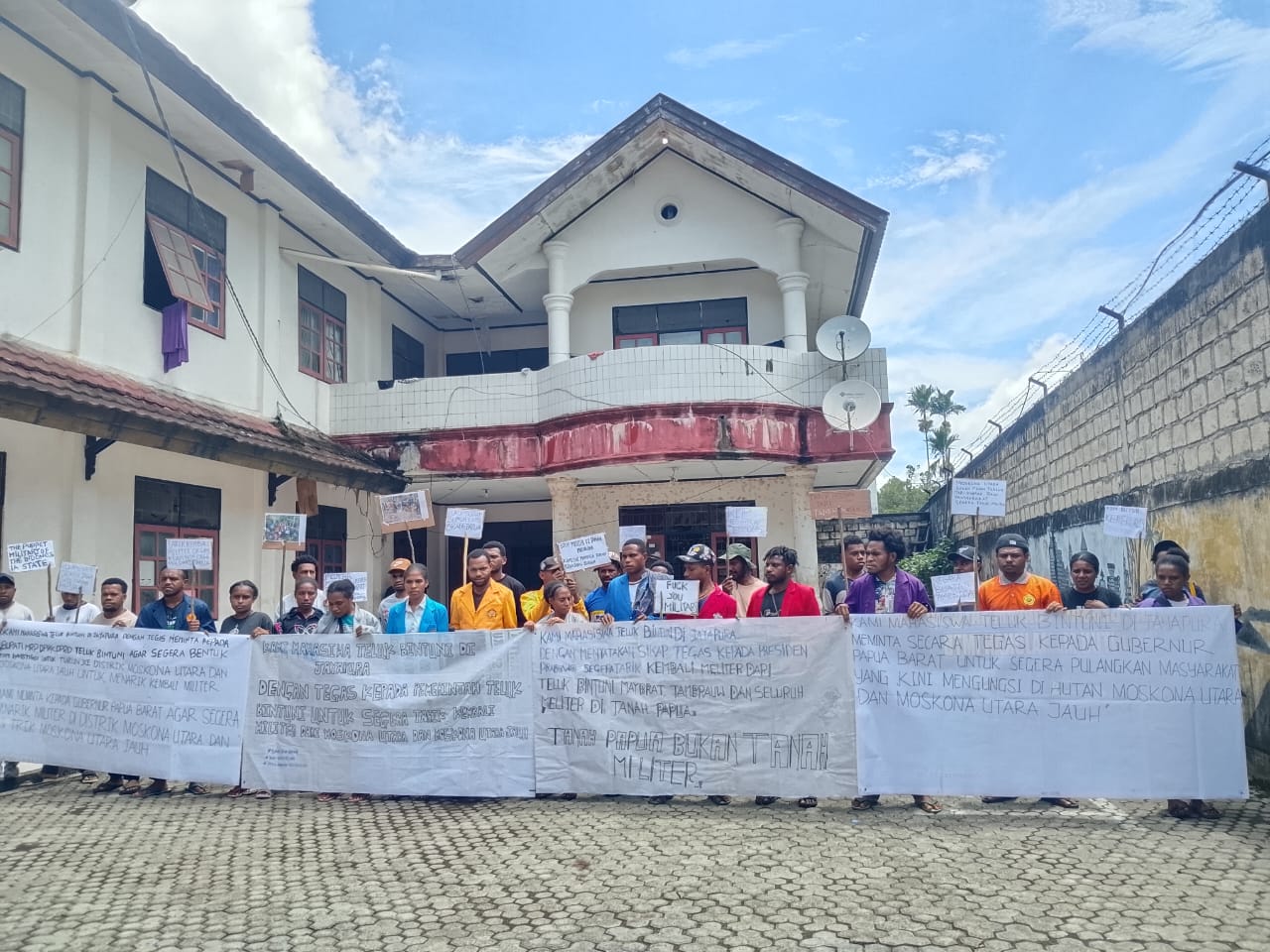 Ikatan mahasiswa Kabupaten Teluk Bintuni Kota Jayapura saat mengelar mimbar bebas di Expo Waena kota Jayapura, pada (25/10/2025). (DOK Pribadi)