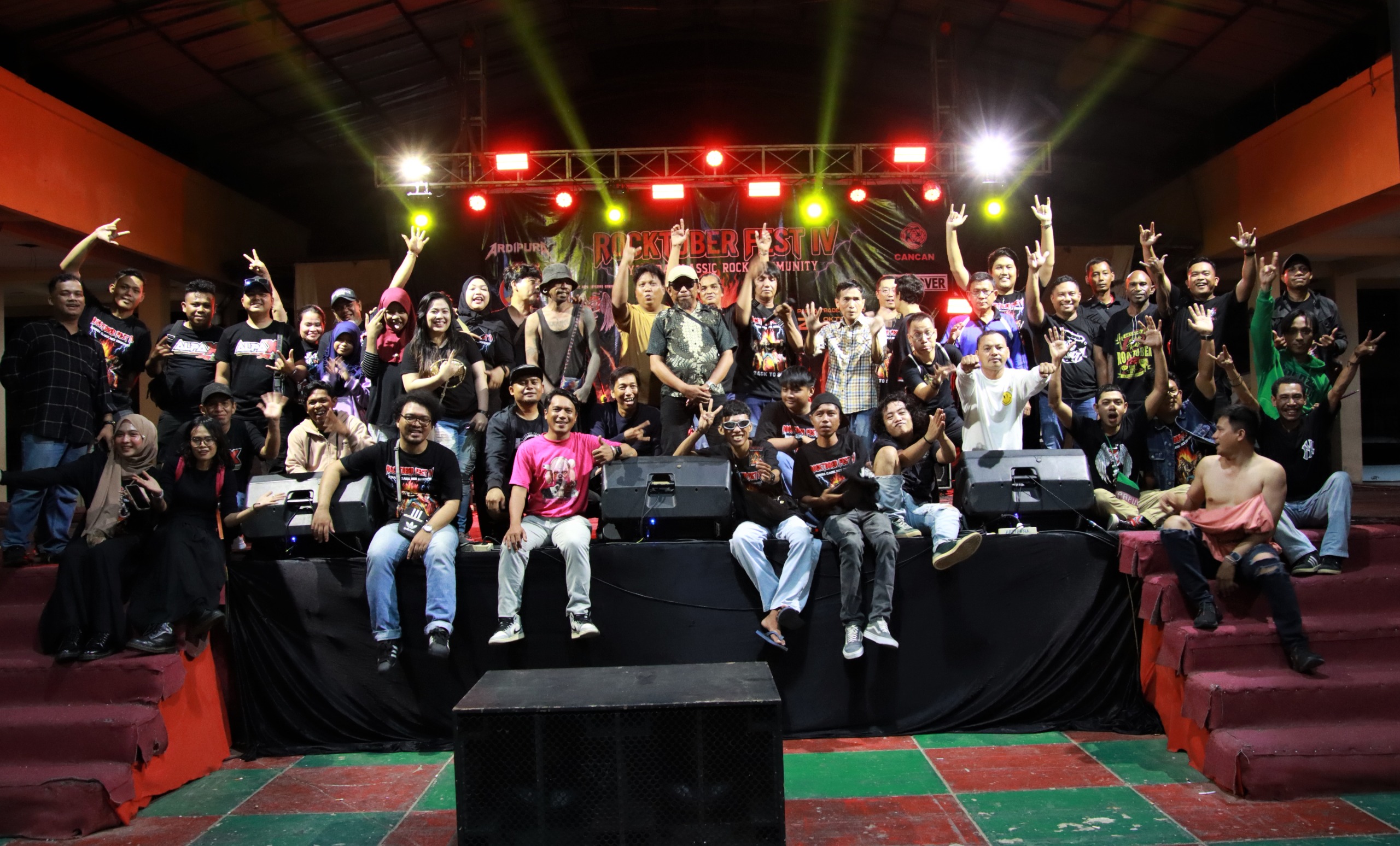 Panitia dan para peserta Jayapura Classic Rock Community 2025 berfoto bersama usai menggelar konser bersama di PTC Entrop, Sabtu (25/10/2025). ( ceposonline.com/Gamel)