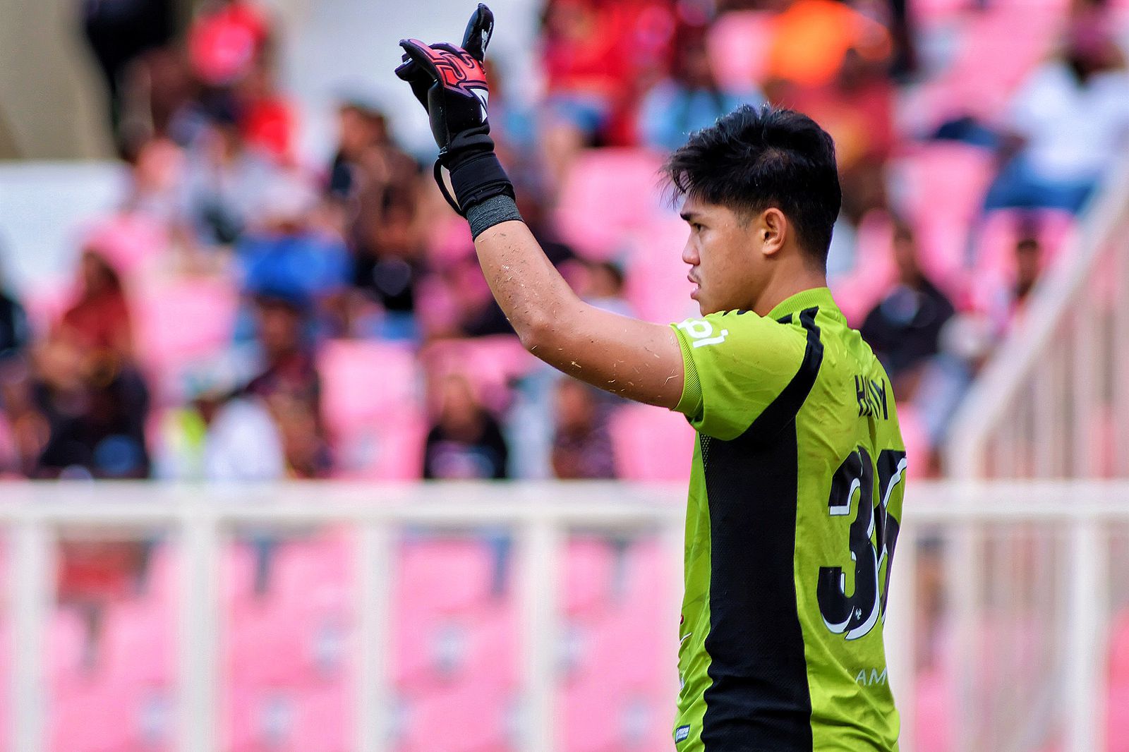 Kiper Persipura, Adzib Al Hakim, tampil memukau saat Persipura menang 1-0 atas Barito Putera. (CEPOSONLINE.COM/GRATIANUS&nbsp;SILAS)