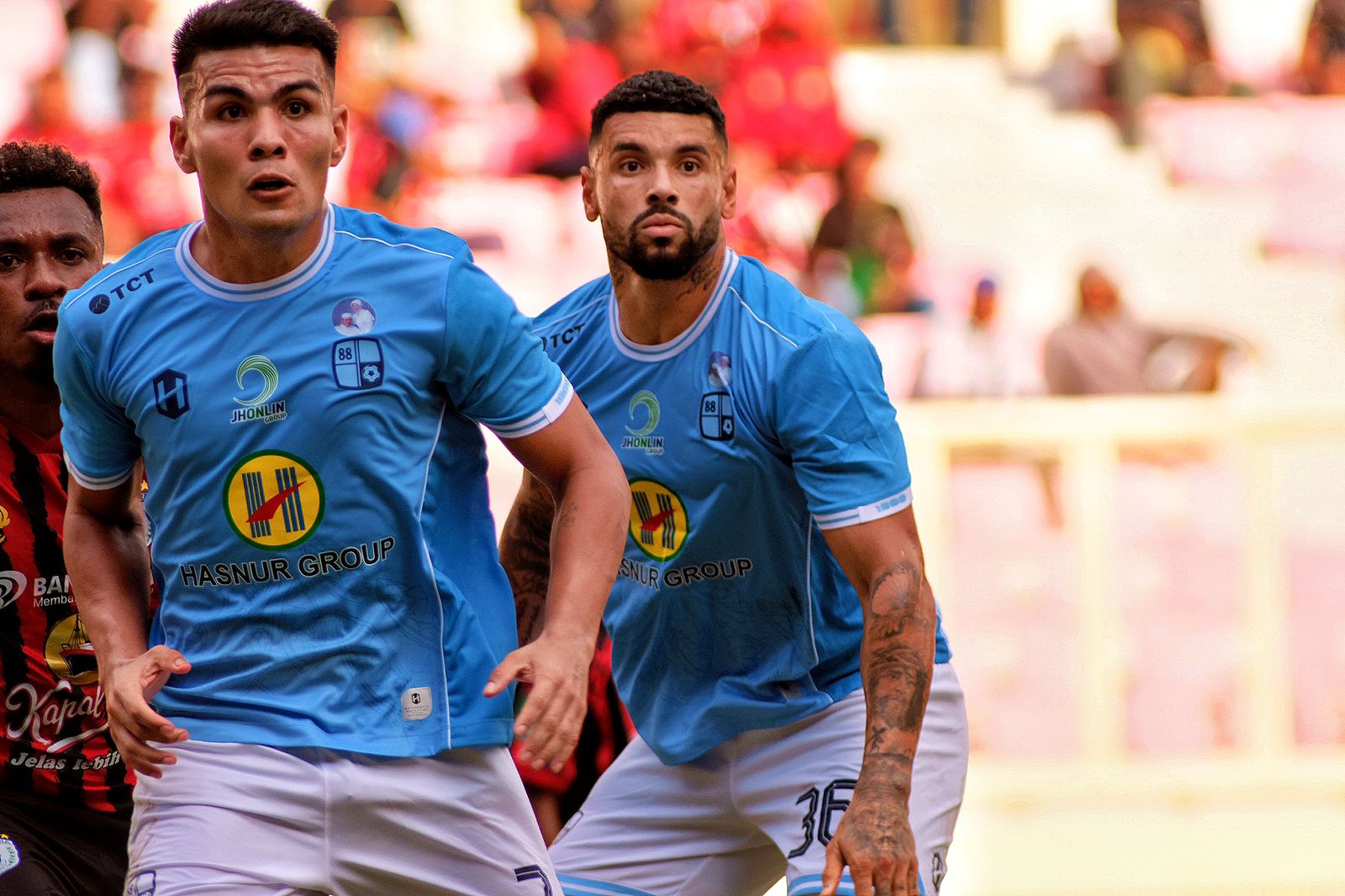 Aksi bek Barito Putera, Renan Alves, saat timnya menghadapi Persipura Jayapura, Sabtu 25 Oktober 2025. (CEPOSONLINE/GRATIANUS SILAS)