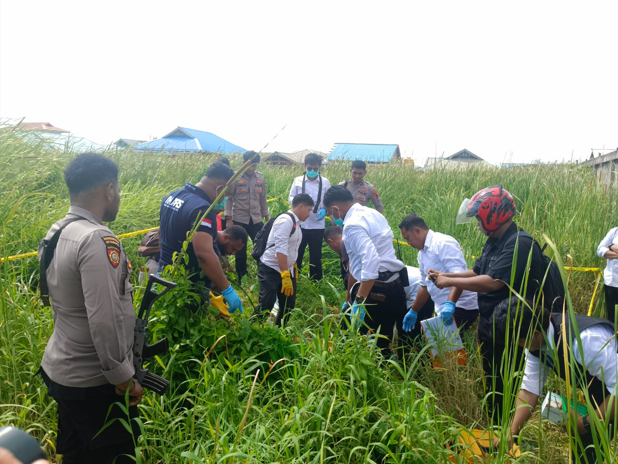 Polisi saat melakukan olah TKP dan mengevaluasi jenazah korban penculikan dan pembunuhan di Merauke, Senin (27/10/2025) (Ceposonline.com/Sulo)