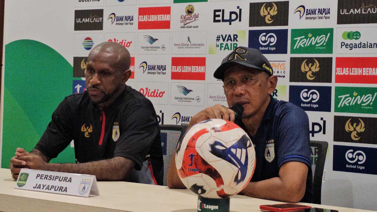 Kapten Persipura, Boaz Solossa bersama Pelatih Rahmad Darmawan. (CEPOSONLINE.COM/HANS PALEN).