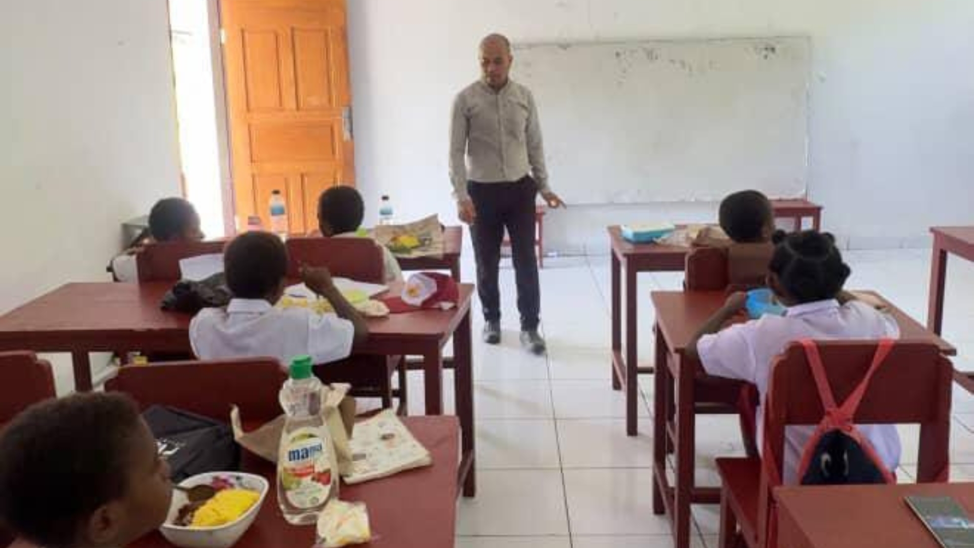 Miris, Tak Punya Tumbler, Murid SD Ini Minum dari Botol Kemasan Pencuci Piring
