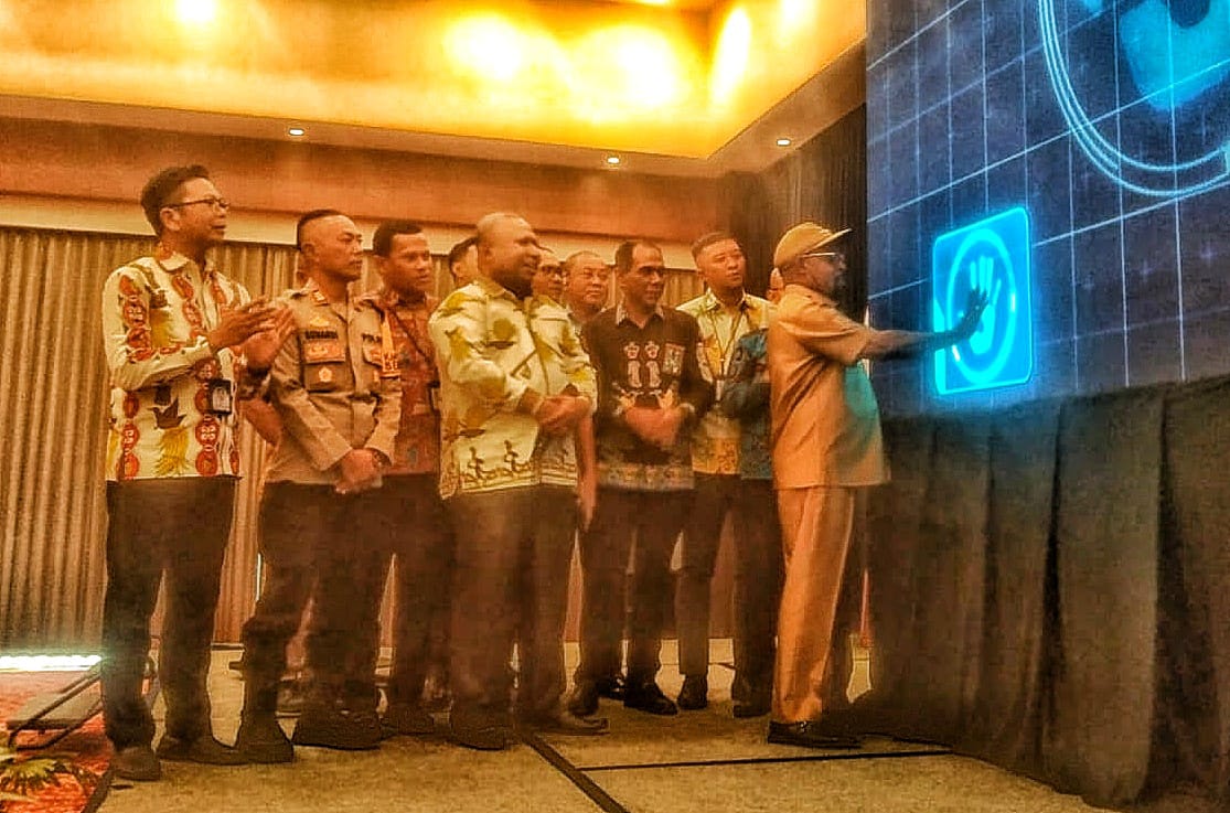 Bupati Jayapura, Yunus Wonda saat melaunching program Promosi Digitalisasi Pajak dan Retribusi Daerah bekerja sama dengan sejumlah perbankan, di Hotel Horison Sentani, Senin (28/10).