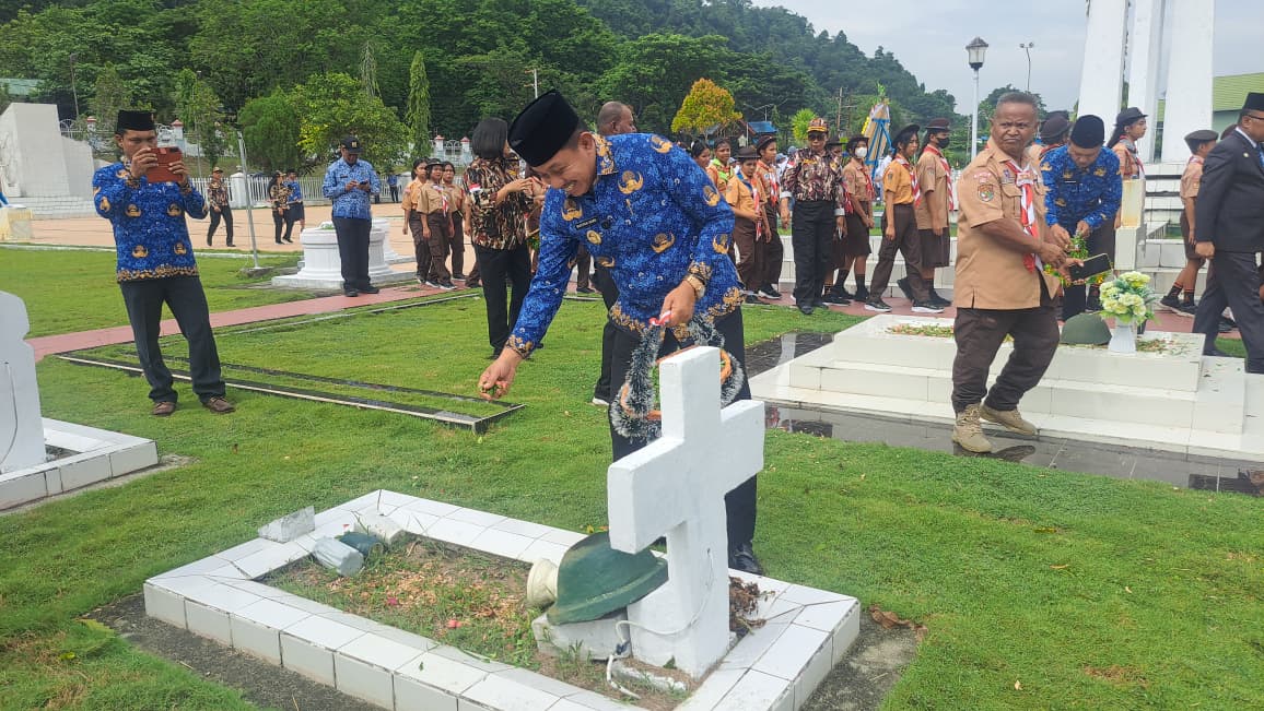 Wakil Wali Kota Jayapura, Rustan Saru saat menabur bunga di makam pahlawan di Waena, Selasa (28/10/2025).