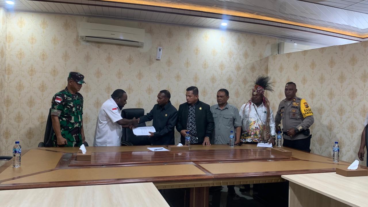 Suasana pertemuan di dalam ruang rapat Komisi III DPRK Mimika, Selasa (28/10/2025), (Cenderawasih Pos/Moh. Wahyu&nbsp;Welerubun).