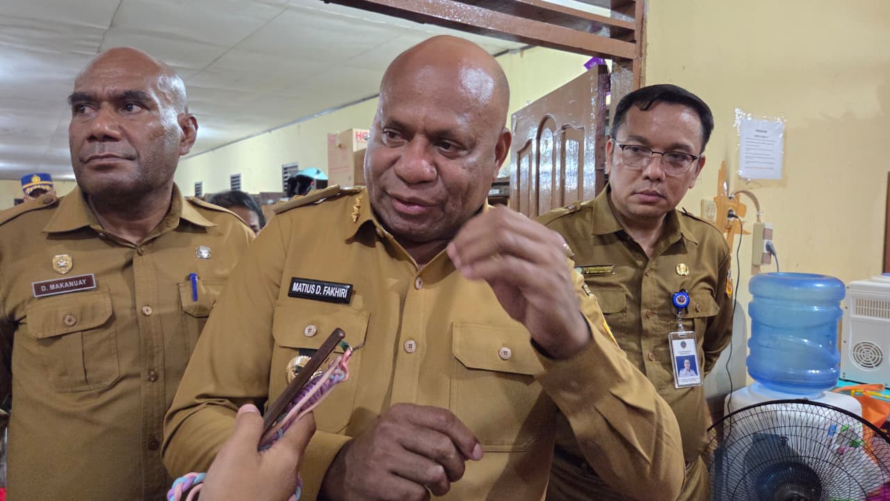 Gubernur Papua, Matius Fakhiri, saat memberikan keterangan pers perihal Mahkota Cenderawasih. (CENDERAWASIH&nbsp;POS/ELFIRA)