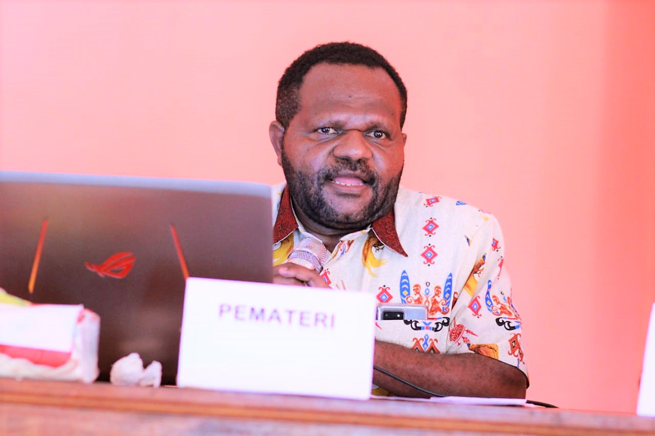Yosua Noak Douw, Doktor lulusan Universitas Cenderawasih, Jayapura, Papua