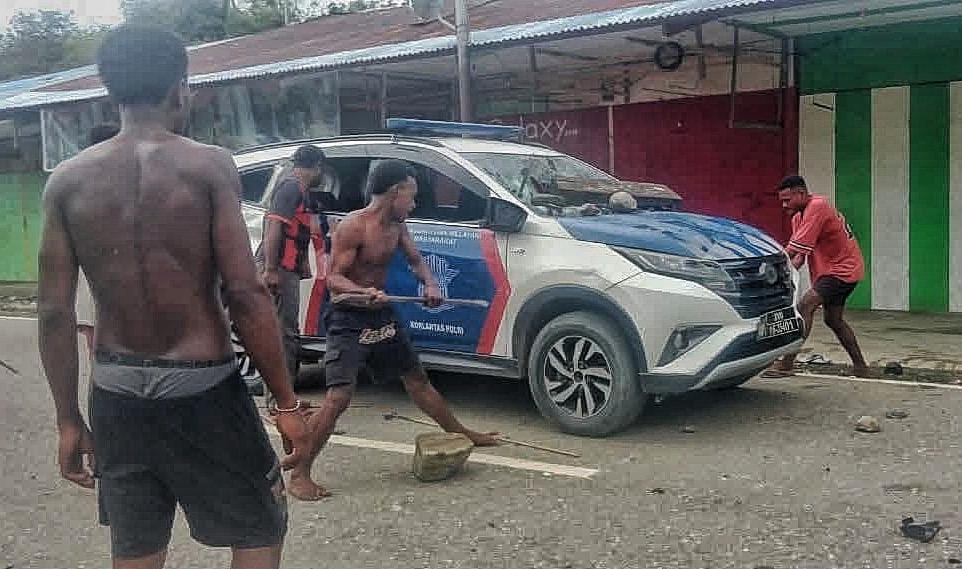 Warga merusak dan melempari mobil Satlantas Mamberamo Raya dari aksi massa yang pecah, Selasa (28/10/2025) (CEPOSONLINE.COM/Humas Polda Papua)