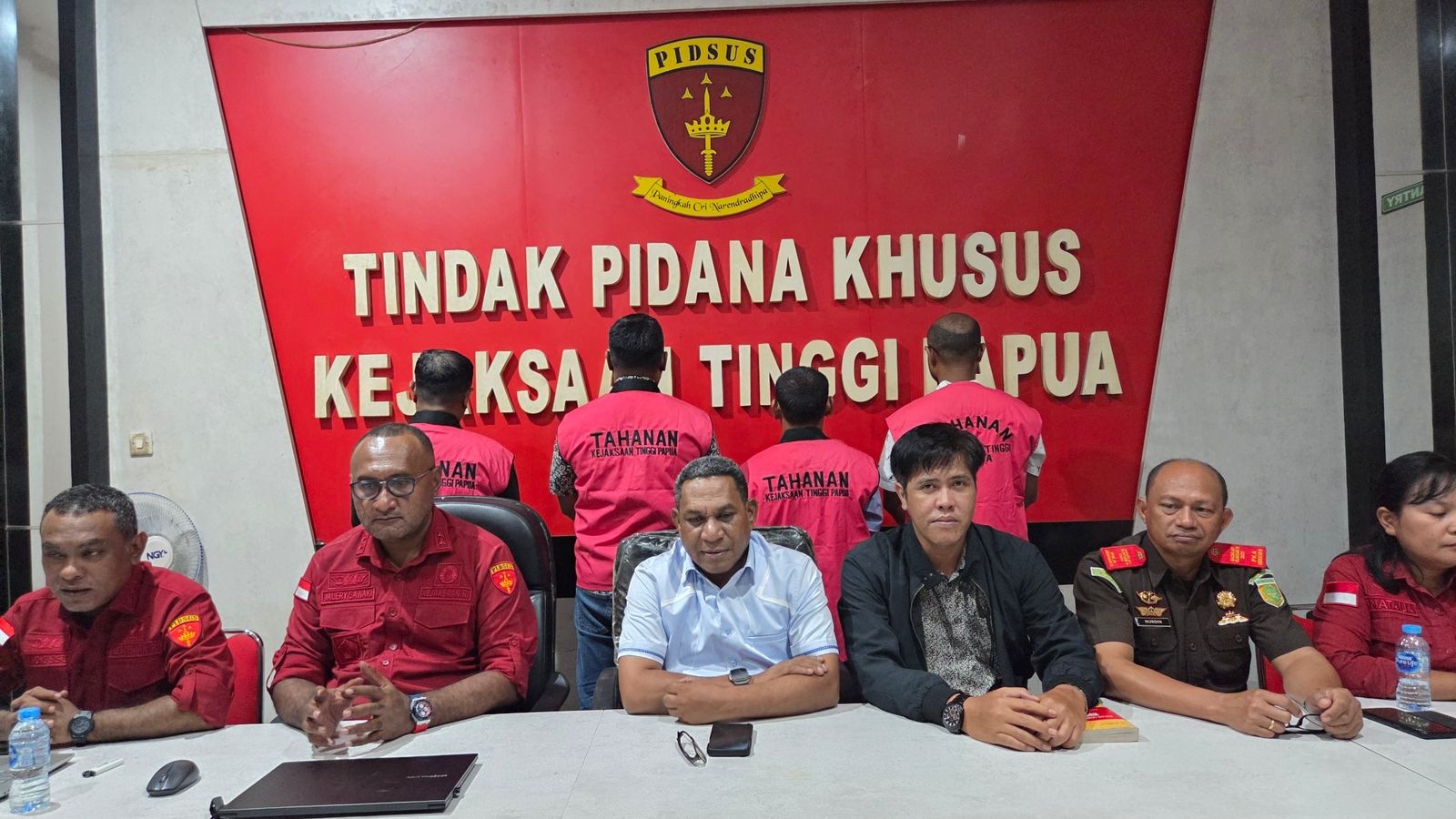 Penyidik Kejati Papua, saat memberikan keterangan pers terkait penetapan empat tersangka  ASN Mimika, dugaan korupsi pembangunan Aerosport Mimika, dengan nilai kontrak Rp79 miliar.