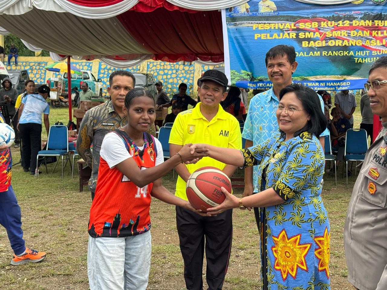 Plt. Asisten I Sekda Kota Jayapura, Ni Nyoman Sri Antari saat menyerahkan bola kesalah satu peserta di Lapangan Trikora Abepura, Rabu (30/10/2025). (CEPOSONLINE.COM/HANS PALEN)