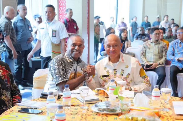 Dua pemimpin Sarmi, Markus O. Mansnembra dan Dominggus Catue, tampak berbincang hangat usai rakor pemerintahan di Sasana Krida, Kantor Gubernur Papua, Rabu (30/10/2025).