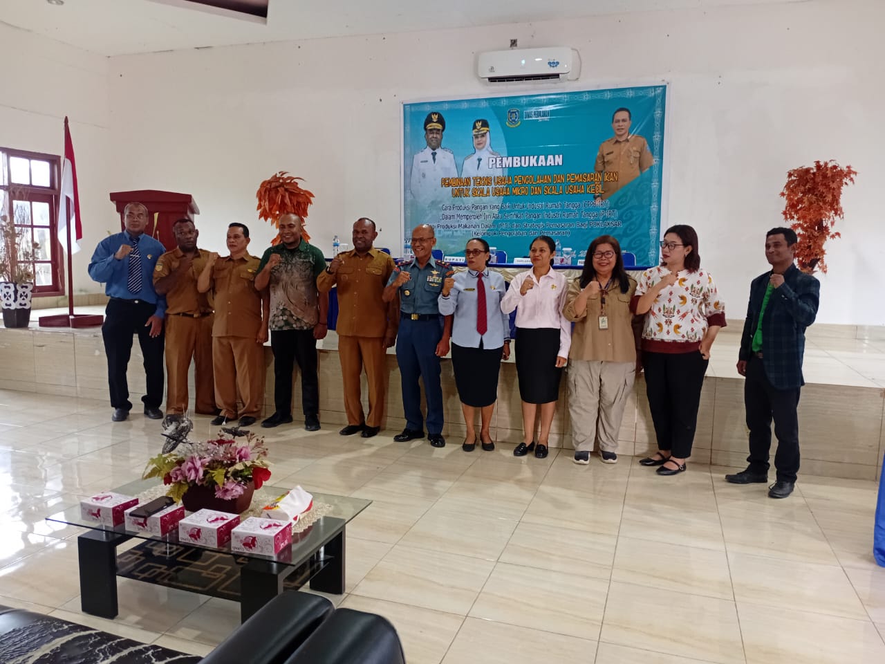Bupati Sarmi Dominggus Catue,bersama Kepala Dinas Perikanan, Kepala Dinas Perindagkop, Kepala Dinas Ketahanan Pangan, serta para tamu undangan usai membuka kegiatan pembinaan teknis usaha pengolahan