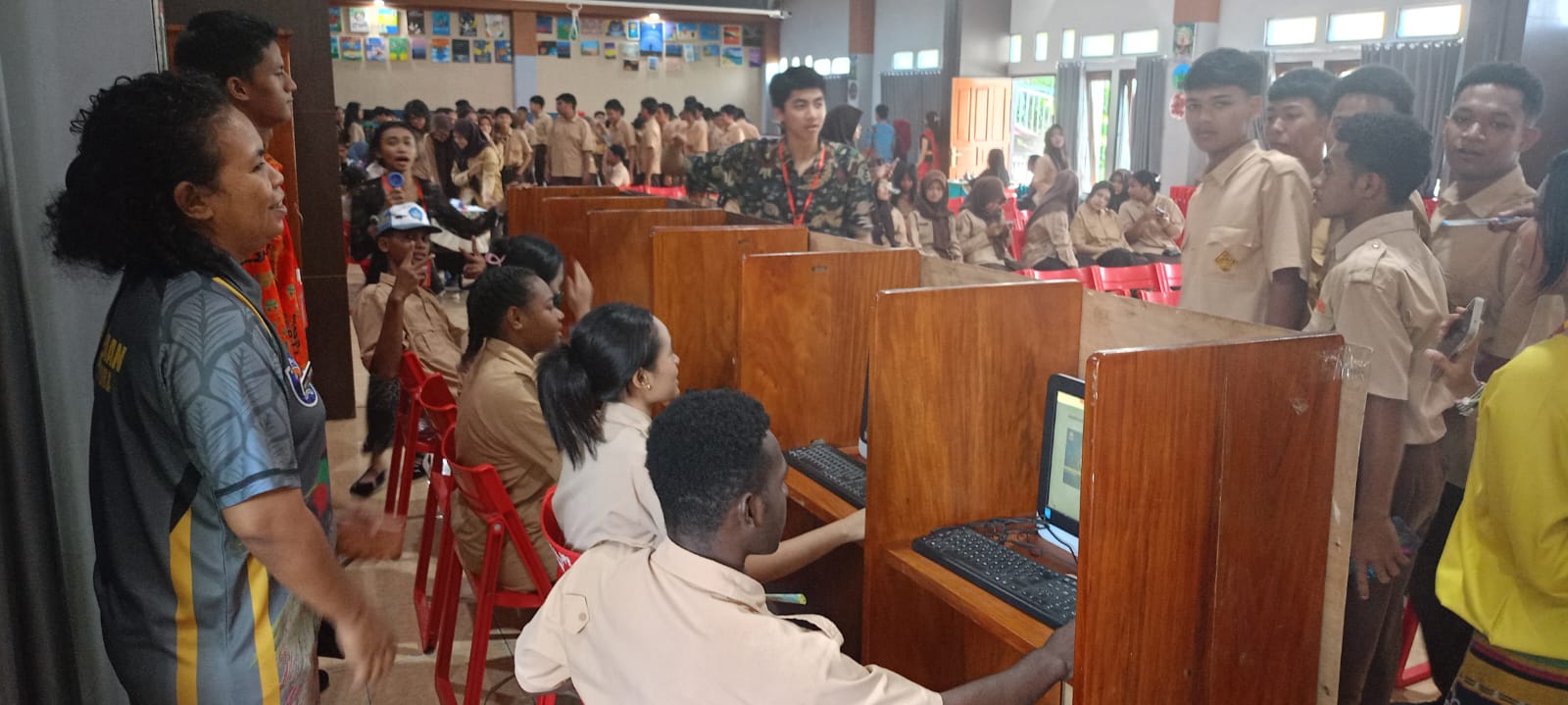 Siswa/i SMAN 4 Jayapura memberikan hak suara di bilik TPS secara online dalam Pemilu OSIS SMAN 4 Jayapura tahun 2025, Jumat (31/10/2025) CEPOSONLINE.COM/PRIYADI)