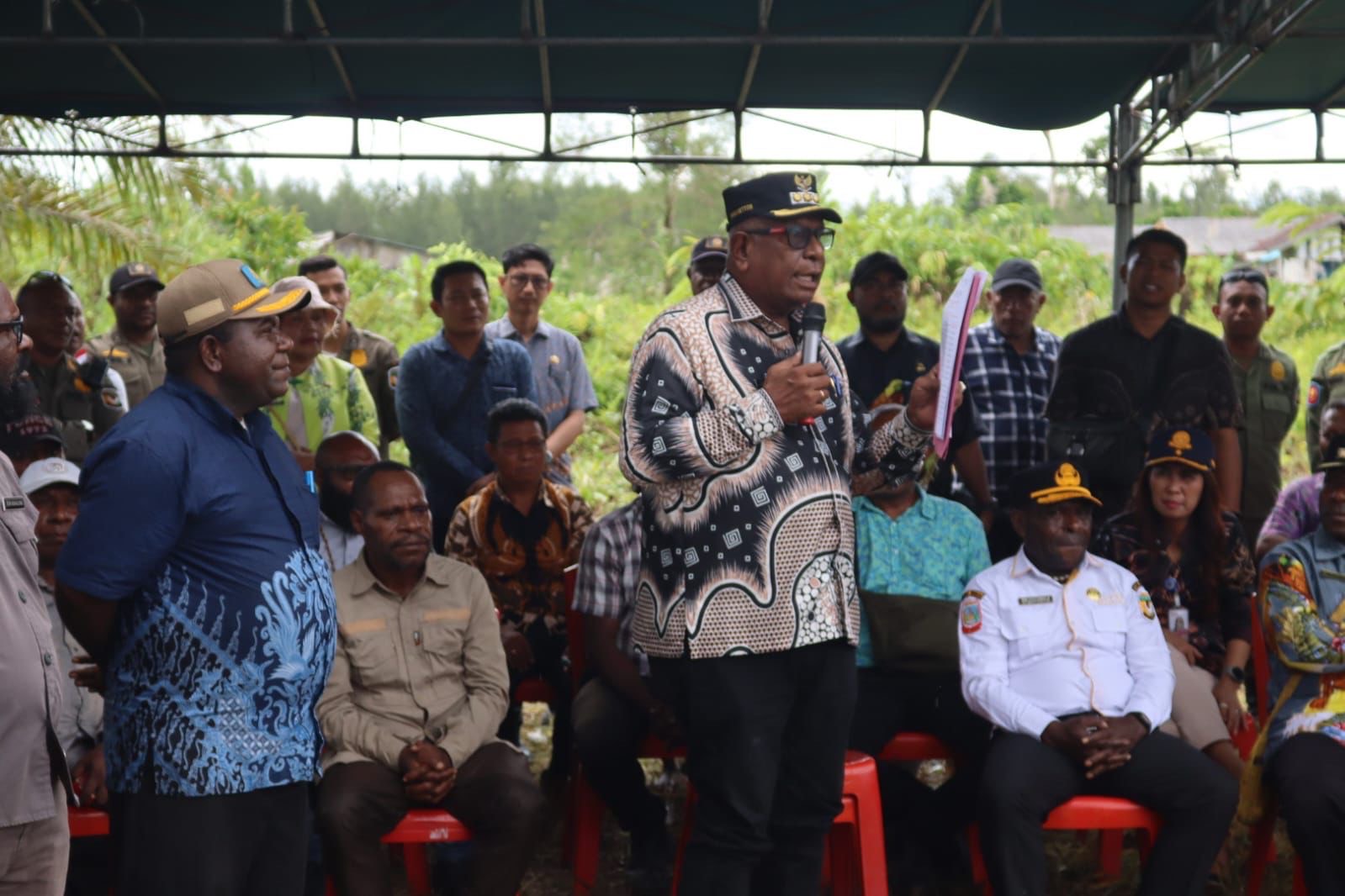 Bupati Mimika, Johannes Rettob sedang menyampaikan amanatnya pada seremoni pemekaran distrik baru di Mimika. (Diskominfo Kabupaten Mimika).