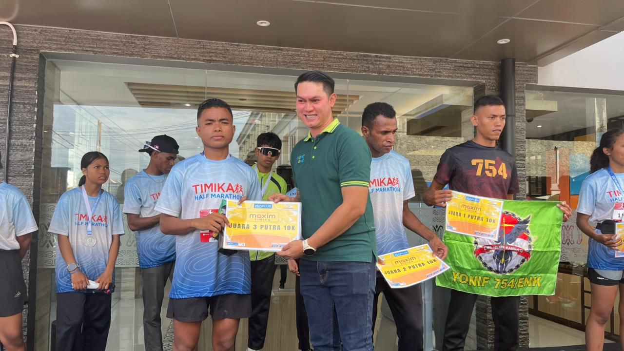 Prajurit Yonif TP 820/DAAI, Prada Fransiskus Xaverius Naif menerima penghargaan juara 3 dalam ajang Timika Half Marathon, Sabtu (1/11/2025), (Penerangan Yonif TP 820/DAAI).