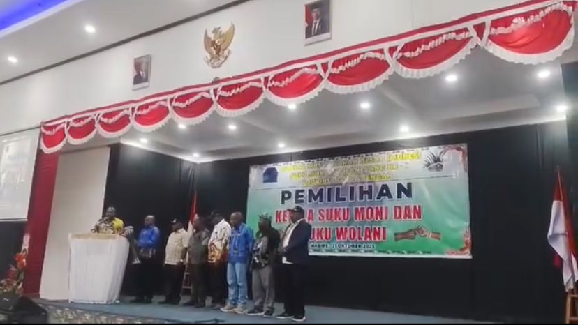 Bupati Intan Jaya, Aner Maisini saat membuka musyawarah besar suku Moni Di Nabire. (Tangkapan layar)
