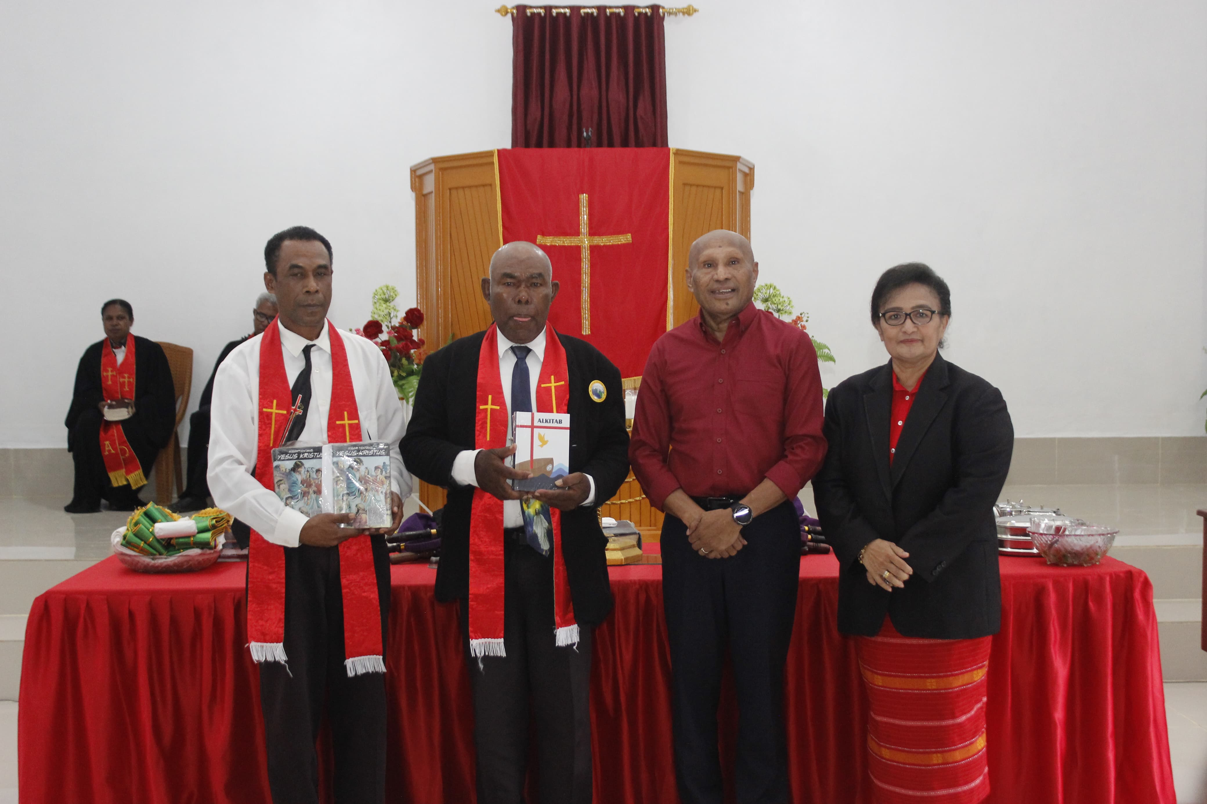 BTM didampingi istri Kristina L. Luluporo saat menyerahkan Alkitab dan Komik kepada Jemaat Gereja Adibai Biak, Jumat (31/10/2025) (Dok pribadi)
