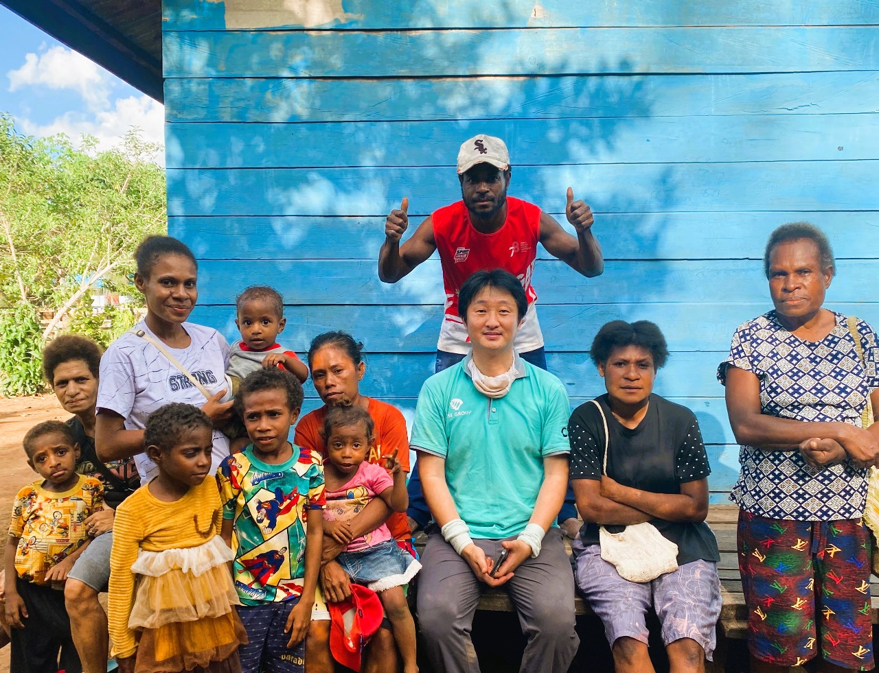 Foto Bersama Masyarakat Kampung Nakias, Distrik Ngguti, Kabupaten Merauke, pada Kamis (23/10/2025).