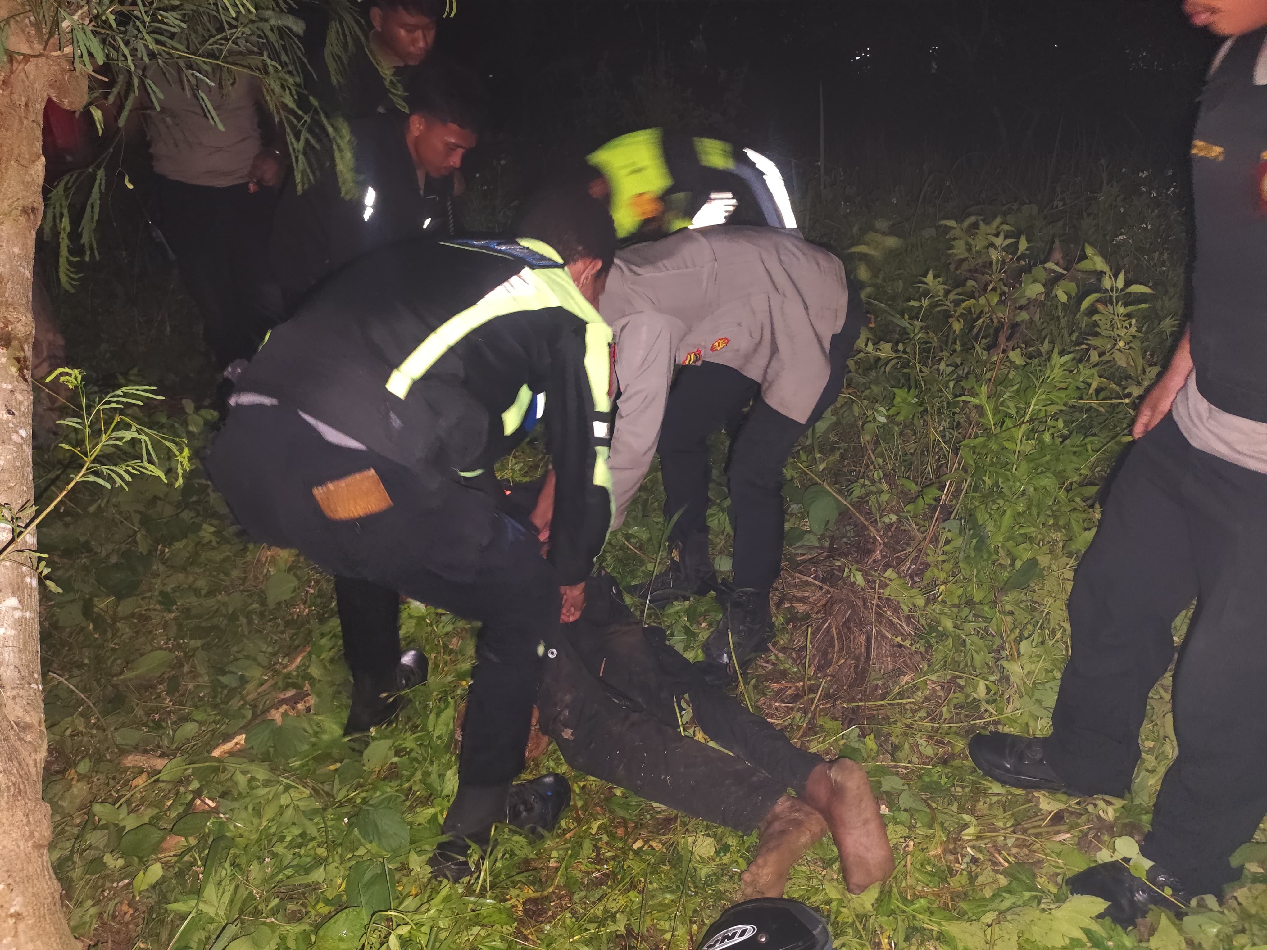 Polisi yang tiba di TKP mengevakuasi jenazah korban yang ditabrak truk di Jalan Pertanian Merauke, Sabtu (1/11/2025) dinihari sekira pukul 02.30 WIT. (CEPOSONLINE.COM/ISTIMEWA)