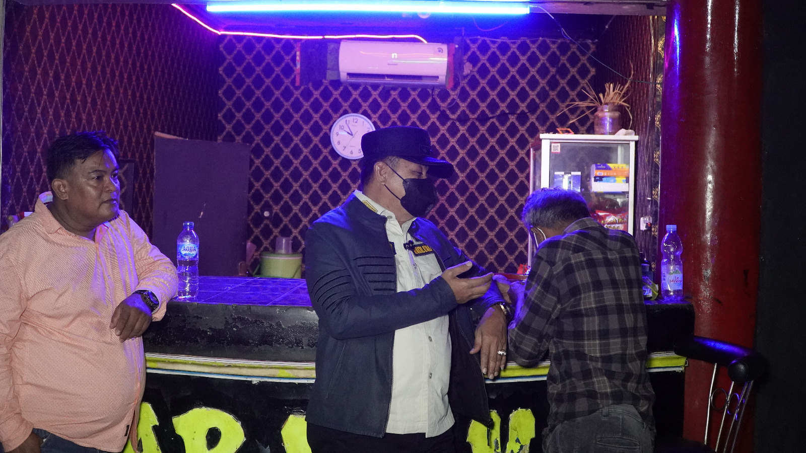 Wakil Wali Kota Jayapura, H.Rustan Saru melakukan sidak di salah satu tempat hiburan malam di Entrop, Sabtu (1/11/2025) malam. (CEPOSONLINE.COM/HUMAS PEMKOT)