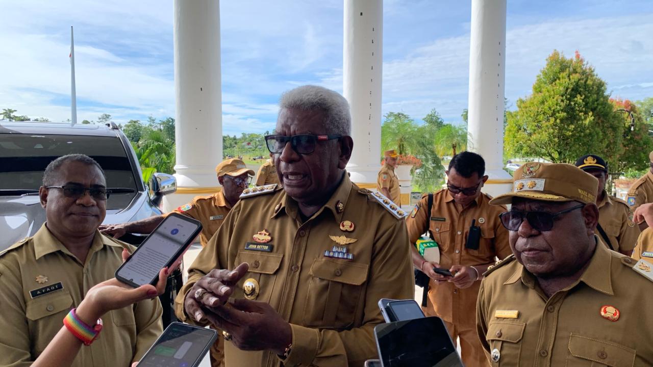 Bupati Mimika, Johannes Rettob. (Foto: Cenderawasih Pos/Moh. Wahyu Welerubun).