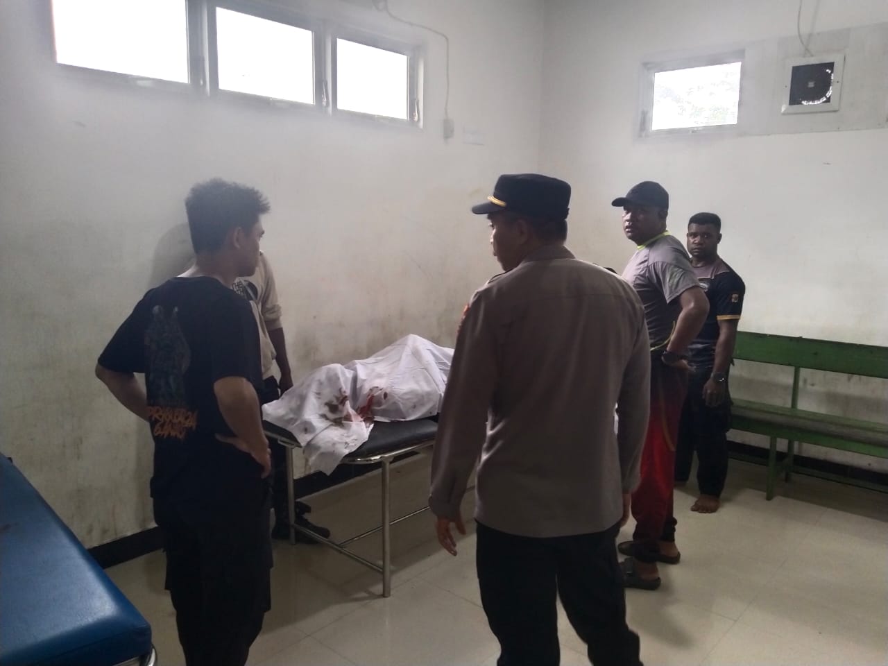 Jenazah Briptu Abraham Eliaser Yarisetouw, anggota Polres Asmat yang gugur saat menjalankan tugas di lapangan, saat berada di Rumah sakit,&nbsp; Minggu (2/11/2025). (CEPOSONLINE.COM/HUMAS POLDA)
