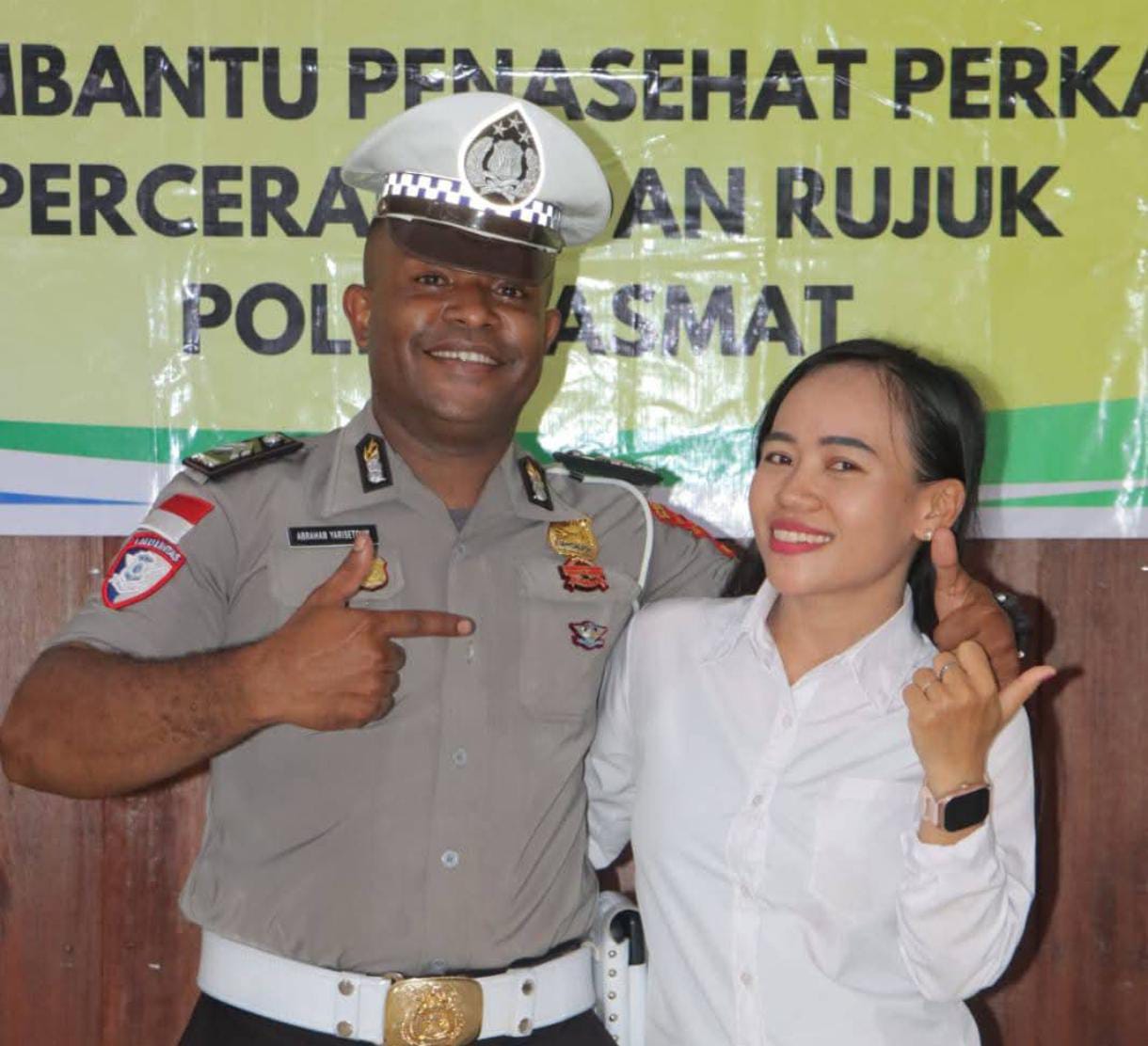 Almarhum Briptu Abraham berfoto dengan pujaan hatinya usai mengikuti sidang BP4R belum lama ini. (CEPOSONLINE.COM/Humas Polda)