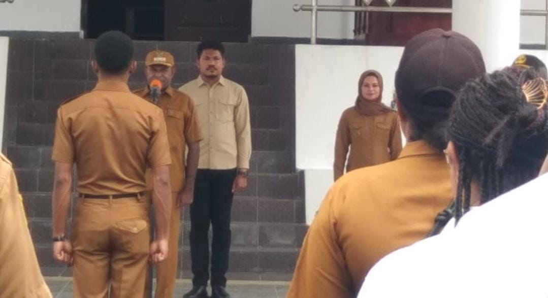 Bupati Sarmi saat memberikan arahan pada apel gabungan sebelum pelaksanaan Cek Kesehatan Gratis bagi ASN.Senin(3/11/2025. (CEPOSONLINE.COM/VICKY AMBANI)