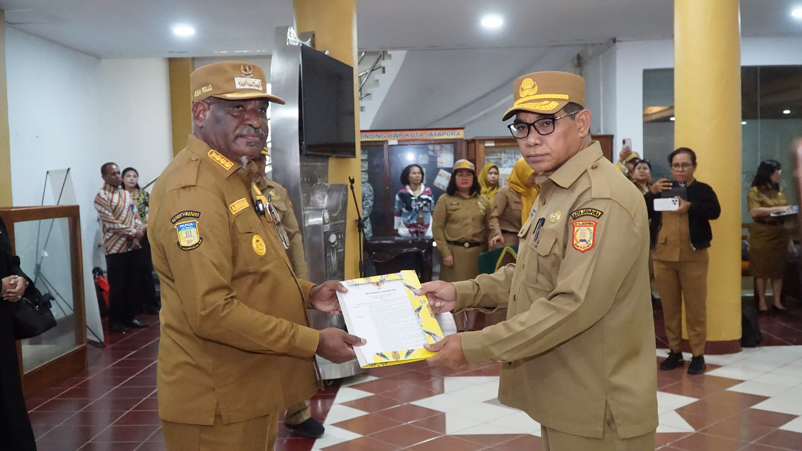 Wali Kota Jayapura, Abisai Rollo saat menyerahkan SK Plt.Sekda baru Kota Jayapura kepada Muchlis Karim, Senin (3/11/2025). (CEPOSONLINE.COM/HANS PALEN).