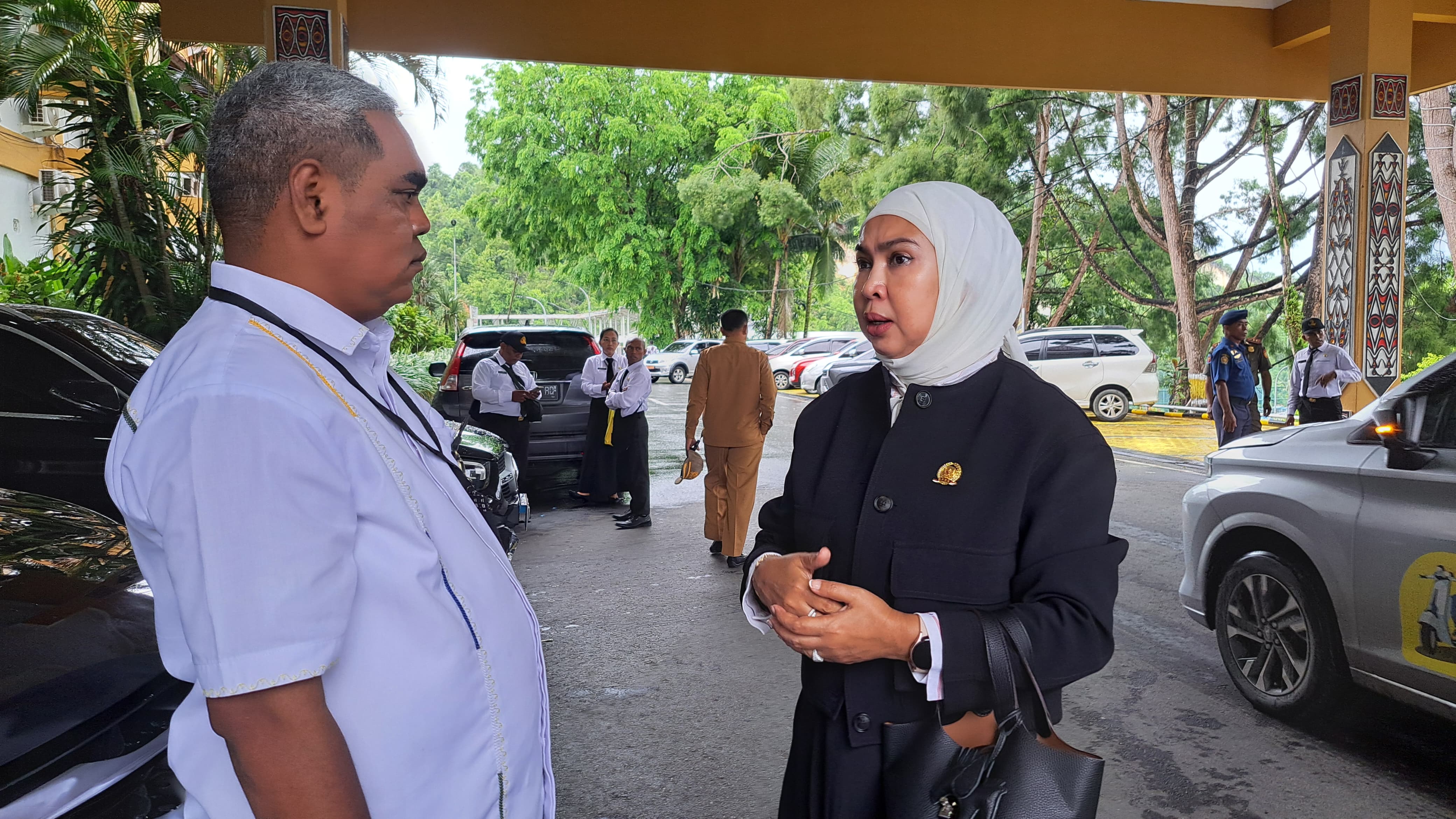 Yuli Rahman saat berdiskusi dengan Angota Stafsus Wali Kota Jayapura, Kevin usai giat di kantor walikota, Senin (3/11/2025).(Ceposonline.com/Takim)