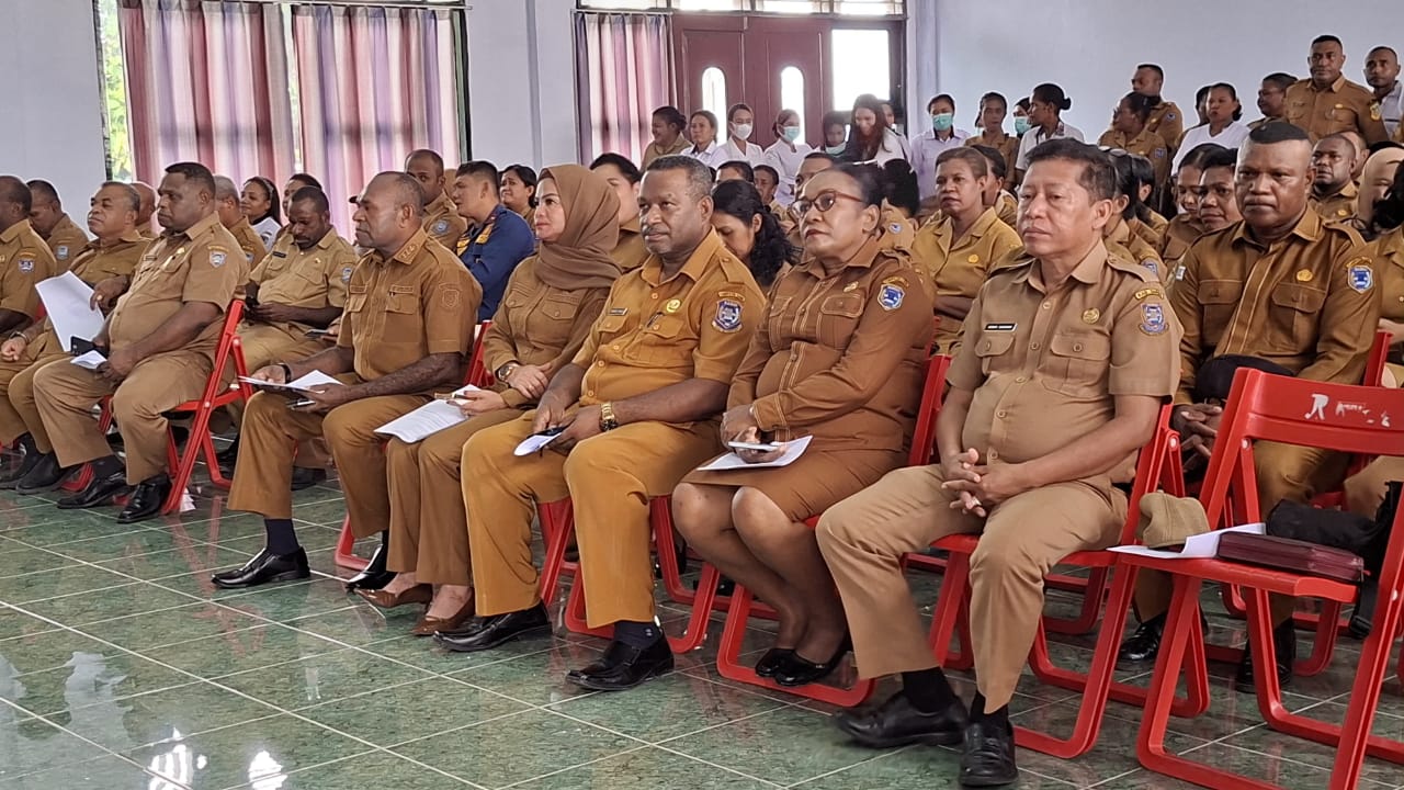 Bupati Sarmi Dominggus Catue dan Wakil Bupati Sarmi Jumriati hadir dalam ibadah awal bulan di aula kantor bupati, Senin (3/11/2025).(CEPOSONLINE.COM/VICKY AMBANI)