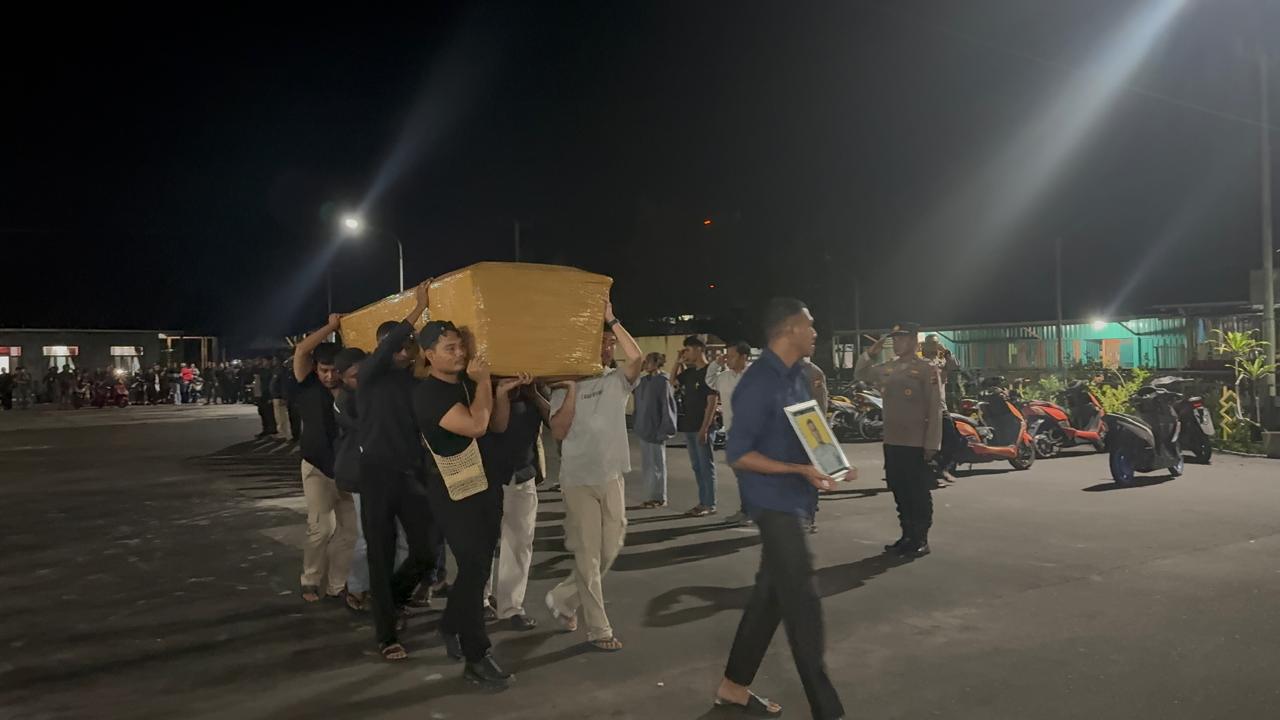 Jajaran Polres Asmat saat memberikan penghormatan terakhir kepada almarhum Jenazah Briptu Abraham Eliaser Yarisetouw saat diberangkatkan dari Asmat menuju Jayapura, Senin (3/11/2025)