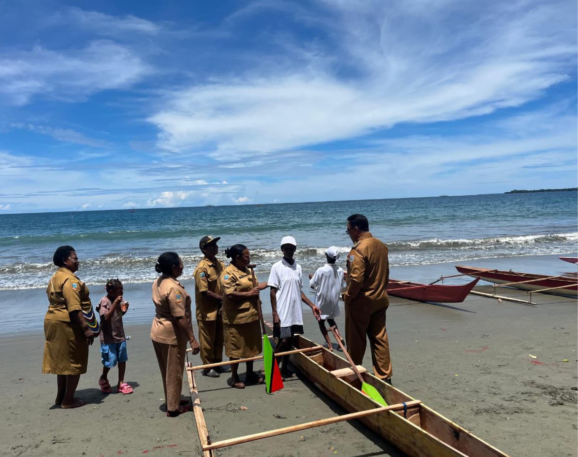 Suasana Lomba Dayung di Pantai Gedo Nabire, Selasa, (4/11/2025). (CEPOSONLINE.COM/THERE)