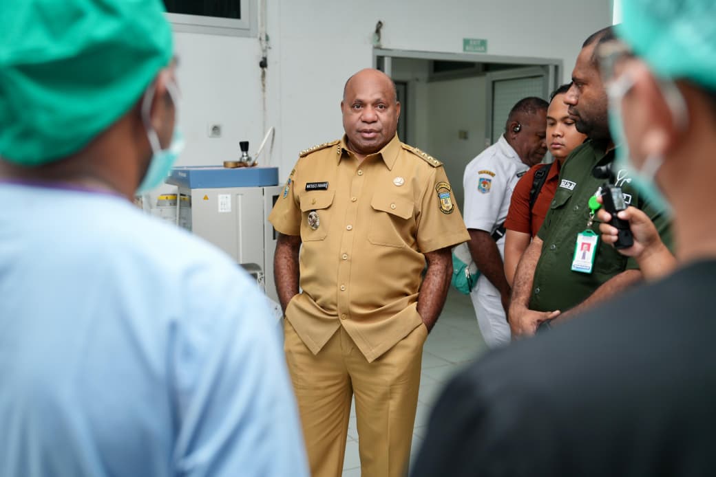 Gubernur Papua, Matius D Fakhiri saat sidak di RSUD Jayapura, Selasa (4/11/2025).(Ceposonline.com/Humas Pemprov)