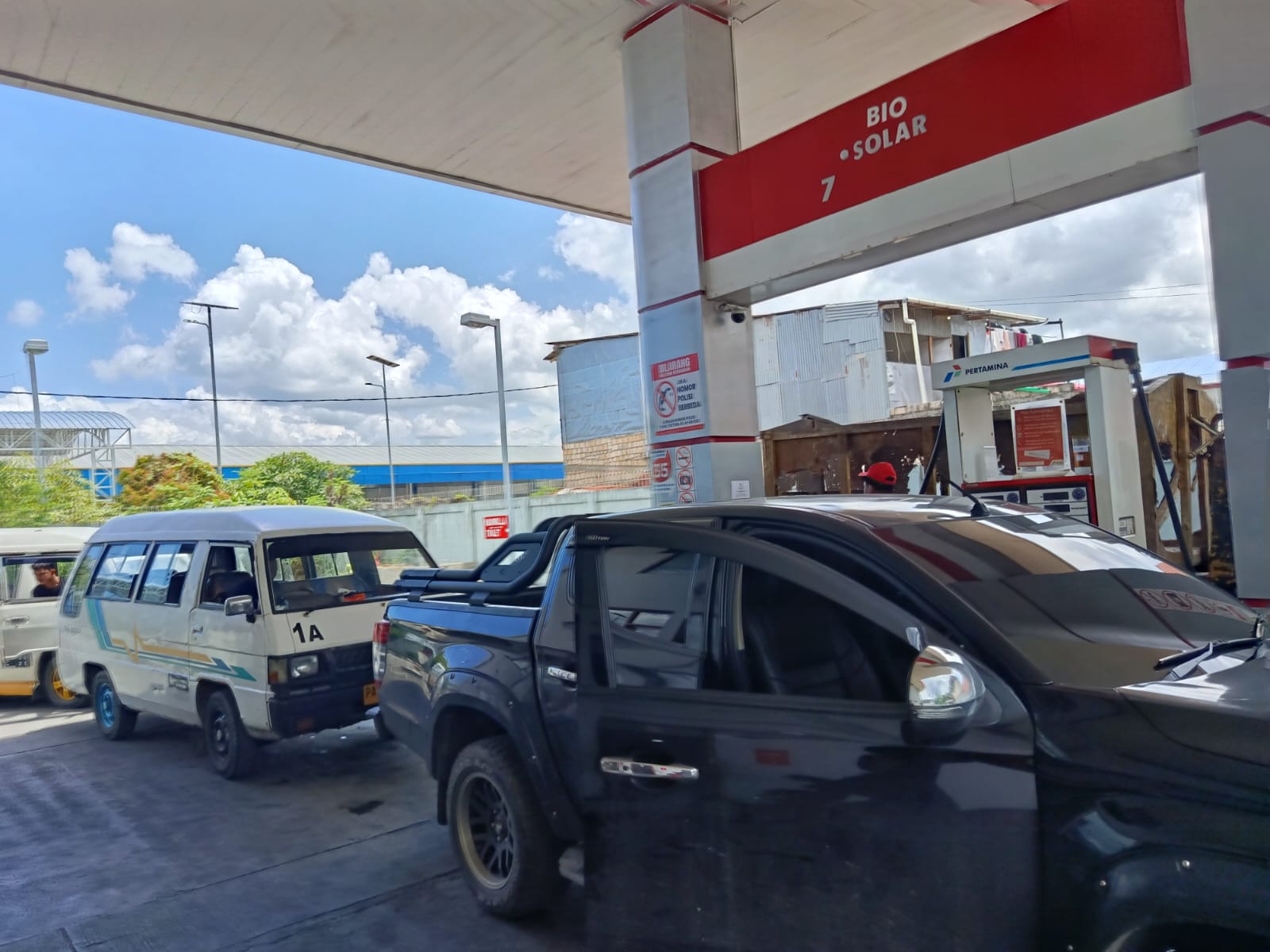 Kendaraan umum taksi, starwagon, melakukan pengisian BBM subsidi yang dimulai pukul 12.00&ndash;22.00 WIT di SPBU Entrop. Untuk tekan antrian, Pertamina dan Pemkot Jayapura terapkan jam khusus isi solar