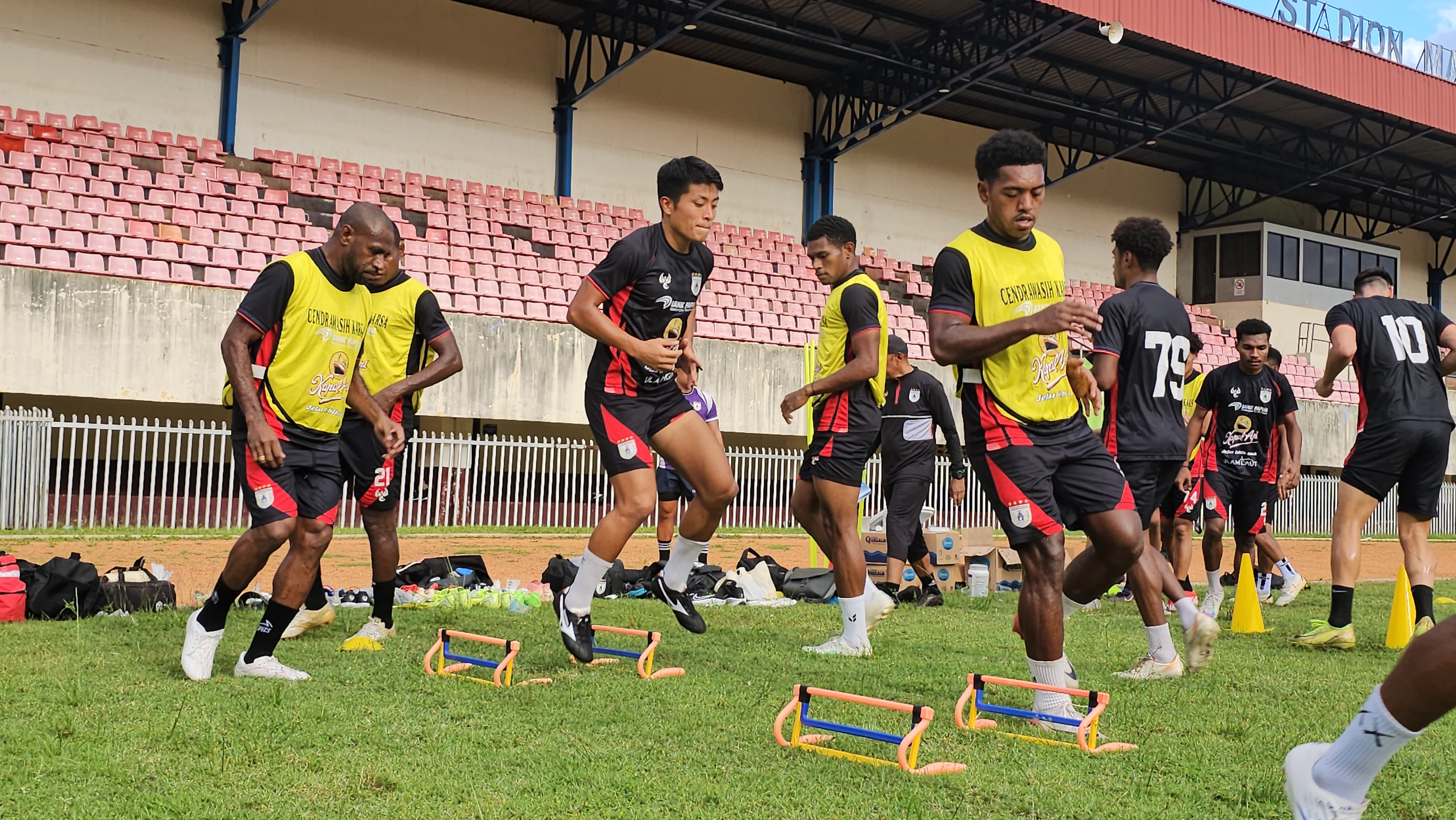Pemain Persipura saat menjalani latihan di Stadion Mandala Jayapura. (CEPOSONLINE.COM/HANS PALEN).