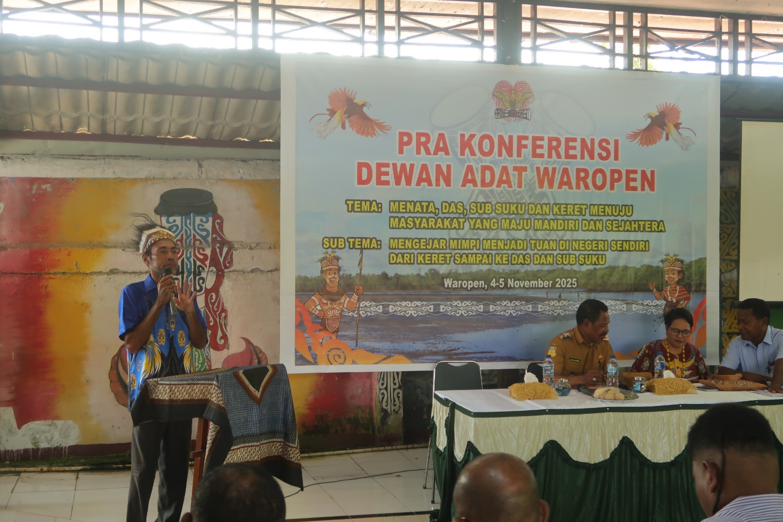 Dewan Adat Waropen, Marselus Daimboa saat menyampaikan pesan-pesan pada pelaksanaan Pra Konferensi Masyarakat Adat, Selasa (4/11). (CEPOSONLINE.COM/ISMAIL)