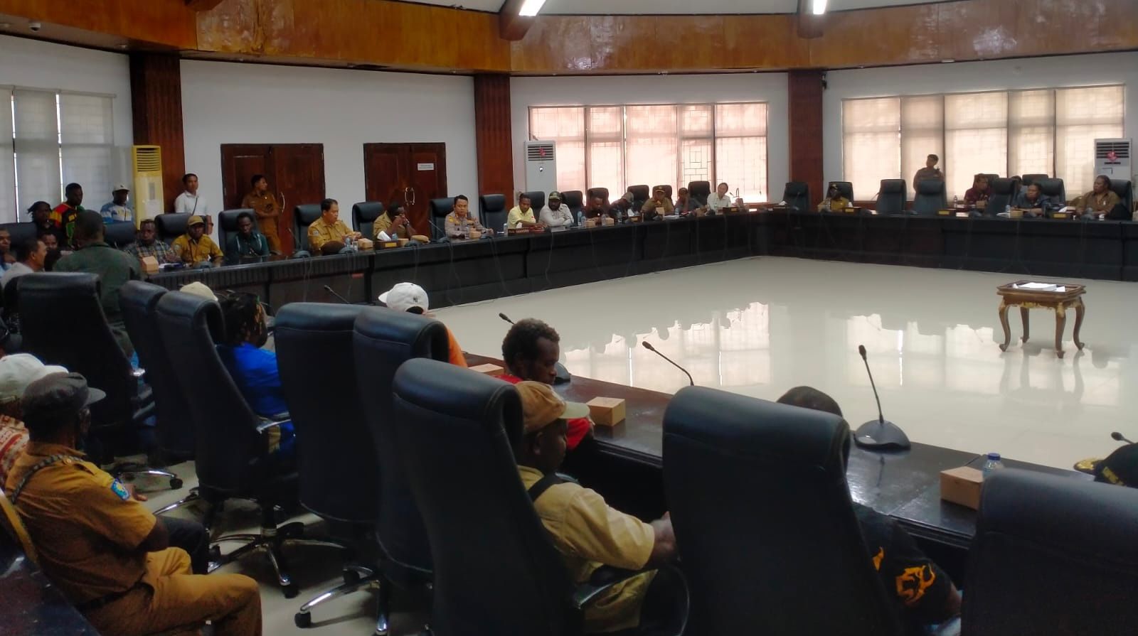 Masyarakat Distrik Jila Geruduk Kantor DPRK Mimika, Ini Tuntutan Mereka