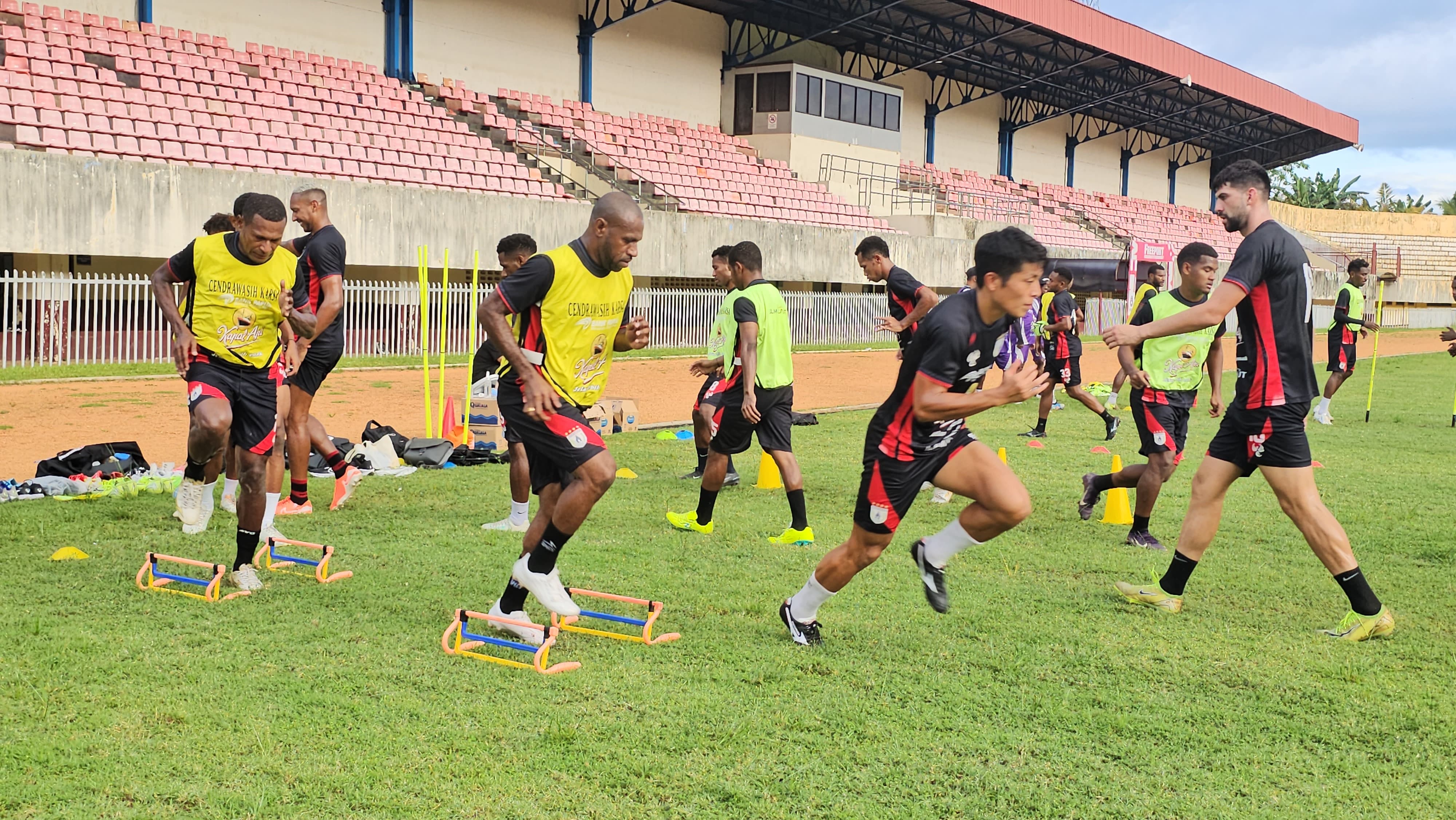 Boaz Solossa dan kawan-kawan saat jalani latihan di Stadion Mandala Jayapura. (CEPOSONLINE.COM/HANS PALEN).