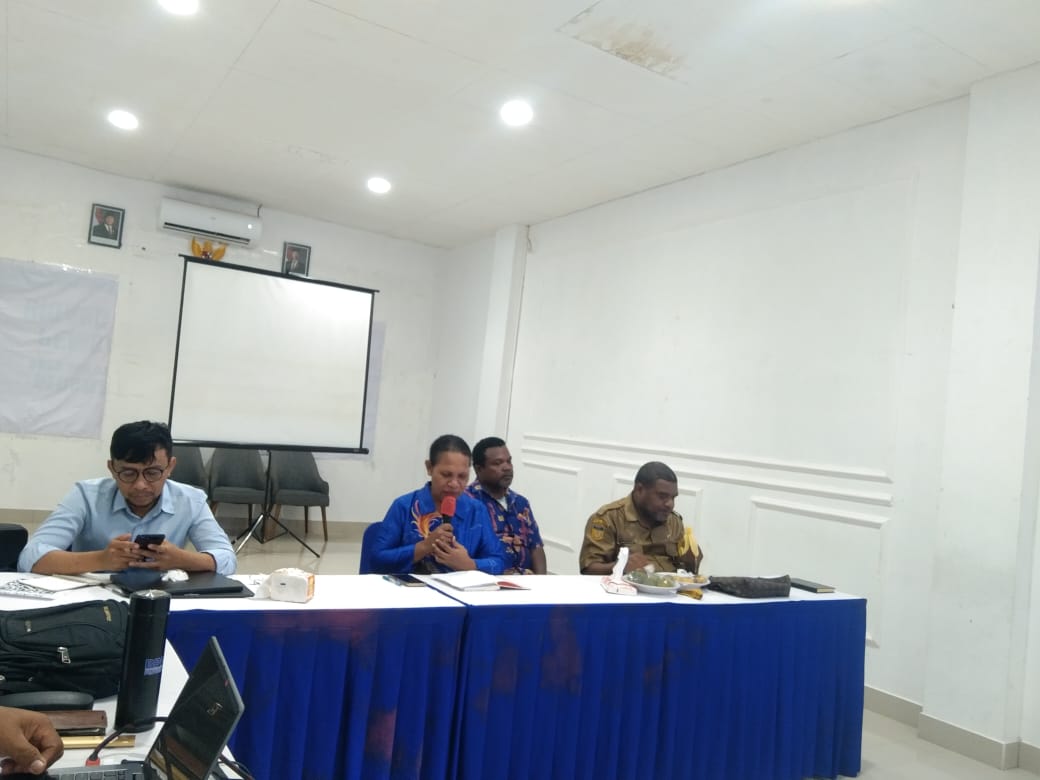 Kadis Pendidikan Kabupaten Sarmi, Fransina Padwa saat menyampaikan sambutan pada kegiatan pendampingan implementasi wajib belajar 13 tahun, di Hotel Twelf Lembah Neidam, Kamis (6/11).