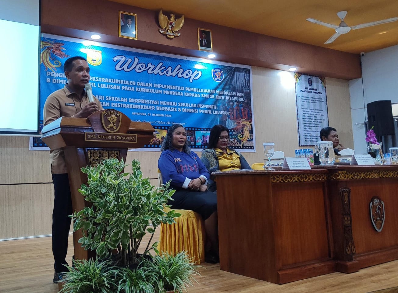 Kadis Pendidikan Kota Jayapura, Rocky Bebena, resmi membuka workshop pengimbasan ekstrakurikuler Kurikulum Merdeka di aula SMAN 4 Jayapura, Jumat (7/11/2025).(CEPOSONLINE.COM/PRIYADI)