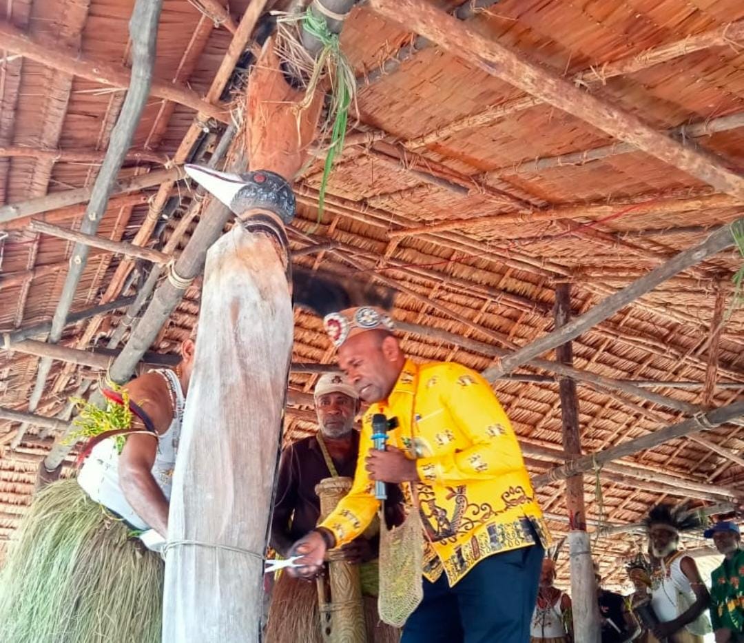 Bupati Sarmi Dominggus Catue saat meresmikan Rumah Adat Kampung Kaptiau di Distrik Bonggo Timur, Jumat (7/11/2025).(CEPOSONLINE.COM/VICKY AMBANI)