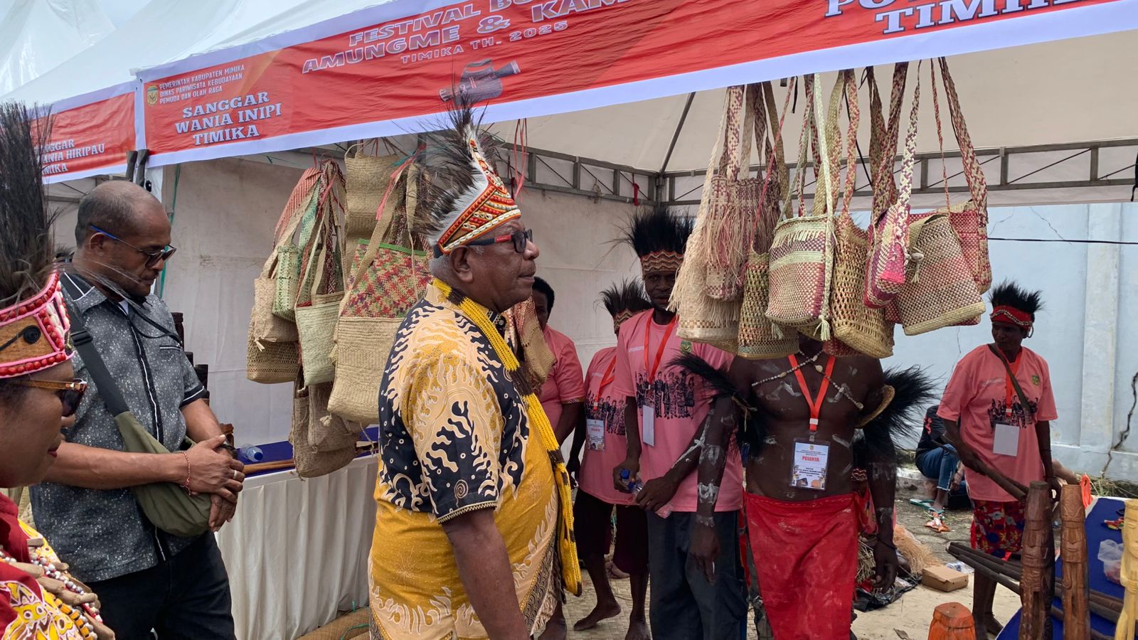 Bupati Mimika, Johannes Rettob di lokasi festival budaya lokal Amungme - Kamoro di pelataran Gedung Olahraga (GOR) Futsal Timika, Jumat (7/1/2025). (Foto: Cenderawasih Pos/Moh. Wahyu Welerubun)