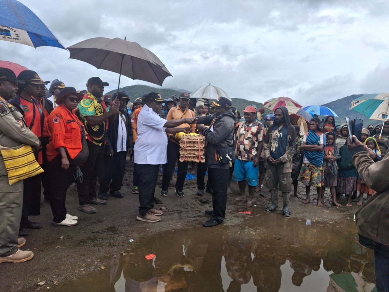 Bupati Dogiyai didampingi kepala BPBD dan staff menurunkan bantuan ke daerah yang terdampak banjir Kamis (6/11/2025)(CEPOSONLINE.COM/HUMAS PEMDA DOGIYAI)