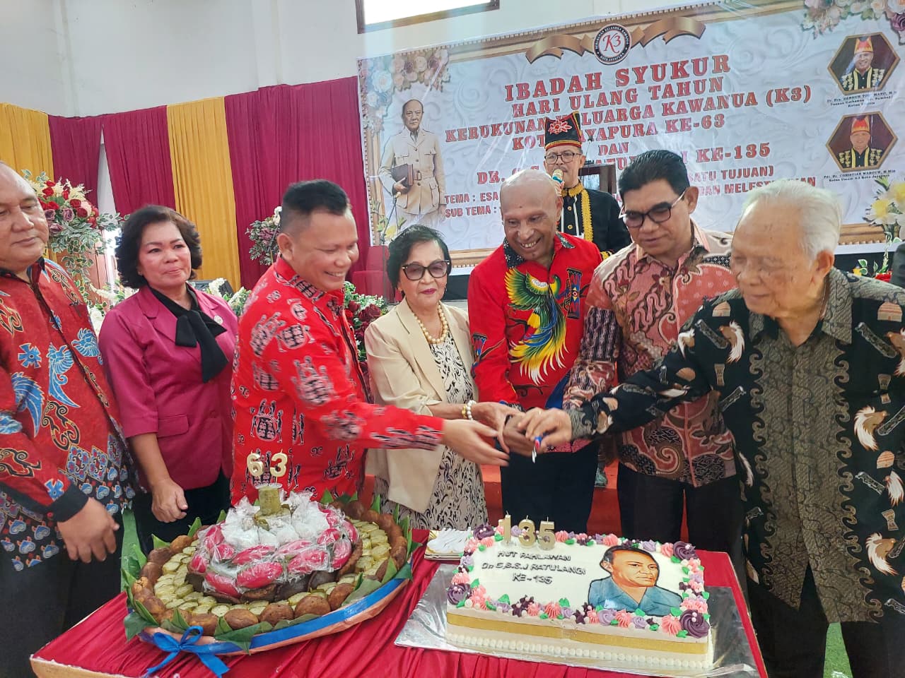 Prosesi pemotongan tumpeng pada syukuran HUT Ke-63 K3 Jayapura, di Gedung Walewangko, Kota Jayapura, Minggu (9/11/2025).