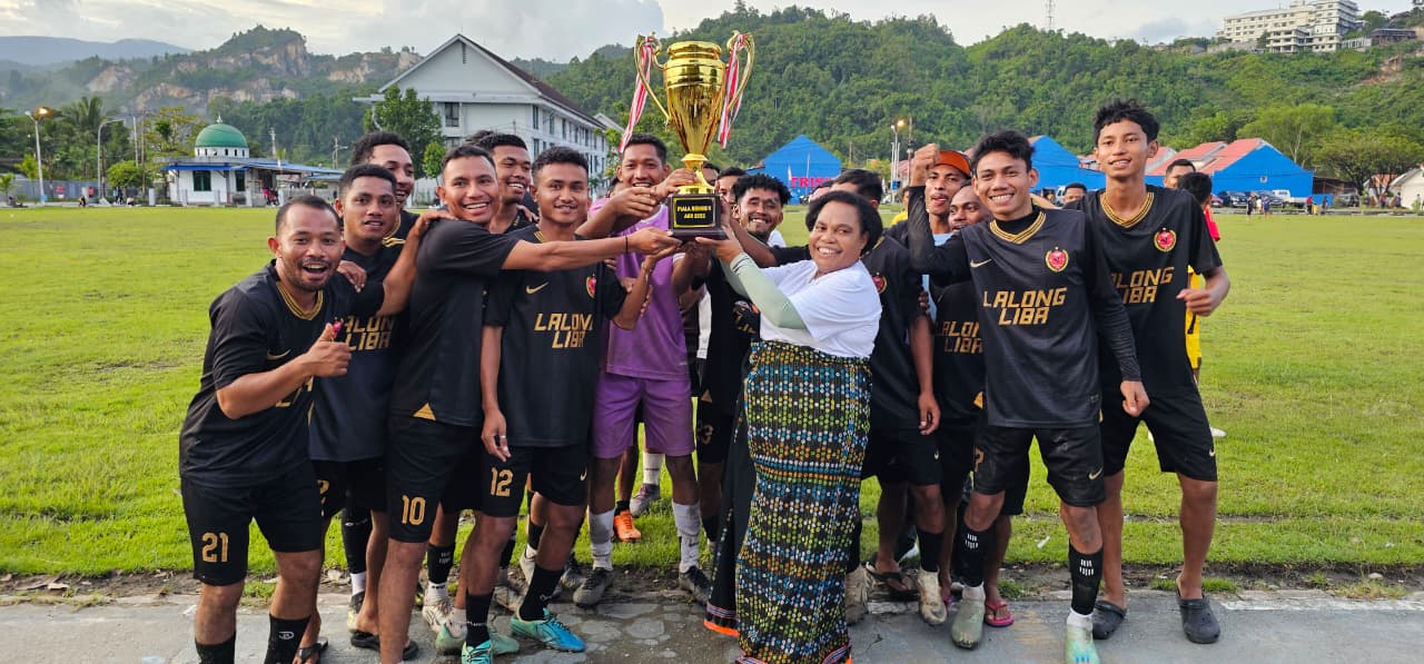 Ketua MRP Papua yang juga istri Wali Kota Jayapura, Nerlince Wamuar saat menyerahkan Piala Bergilir ABR kepada tim Lalong Liba FC. (CEPOSONLINE.COM/HANS PALEN)
